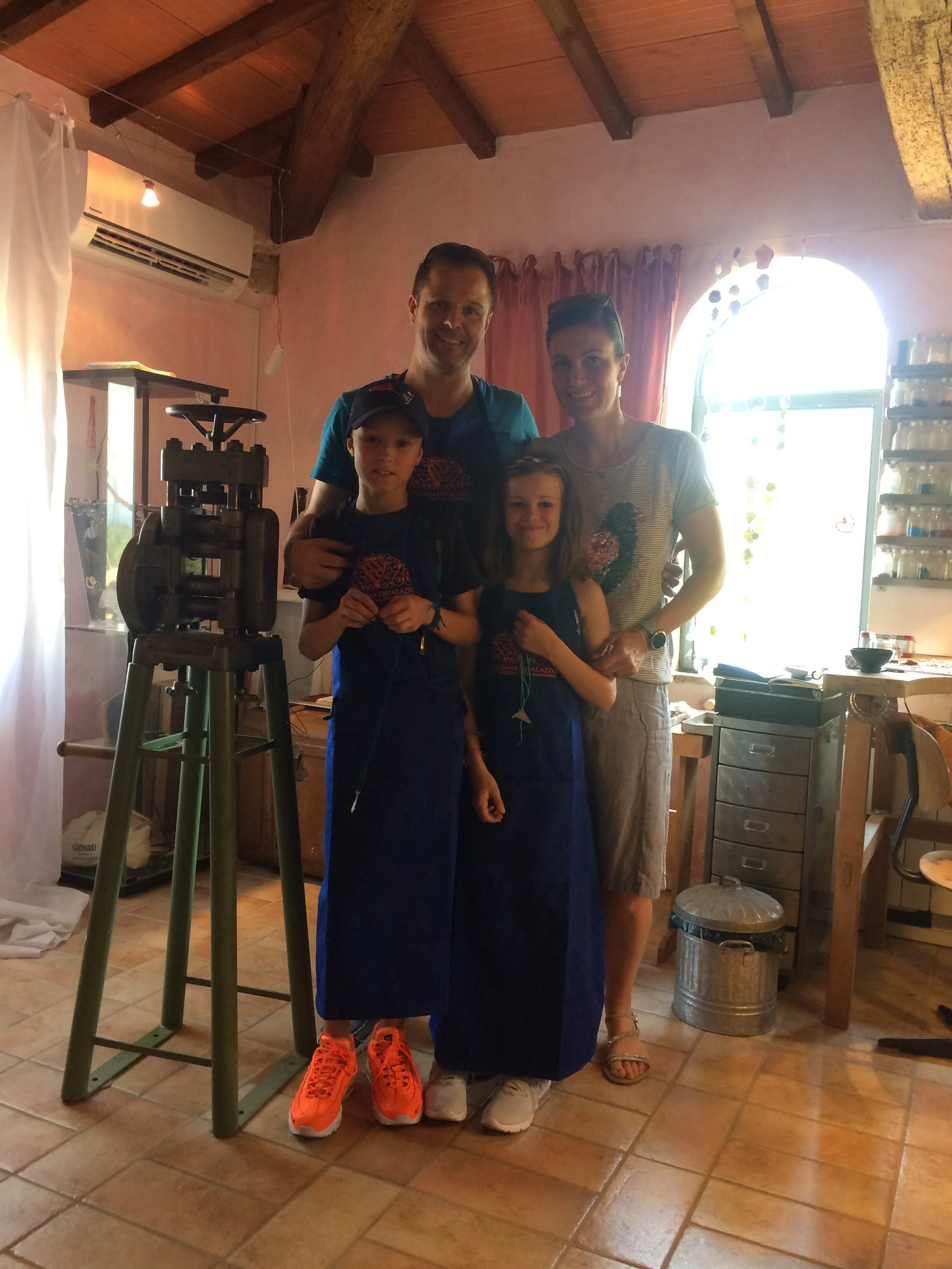 Famiglia contenta dopo il corso di gioielleria