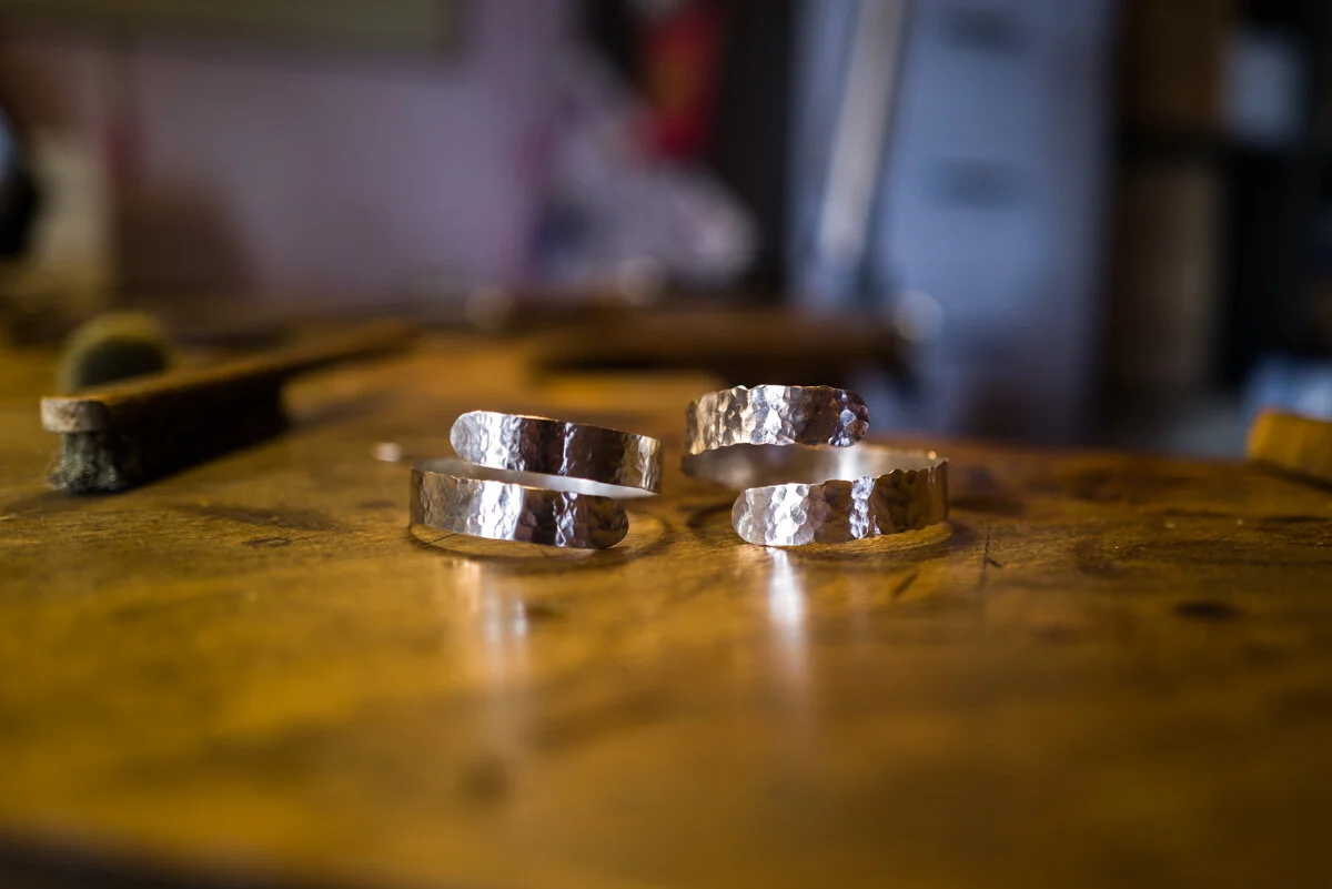 Anelli e bracciali martellati