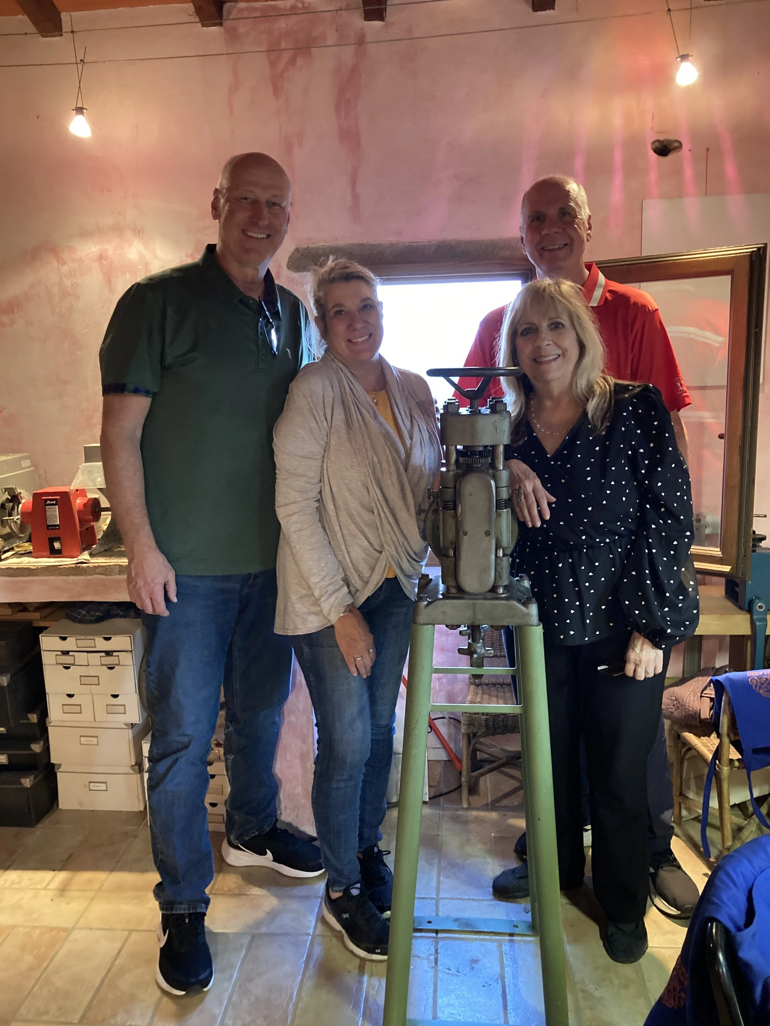 Gli uomini hanno fatto braccialetti per le donne e le donne hanno fatto anelli