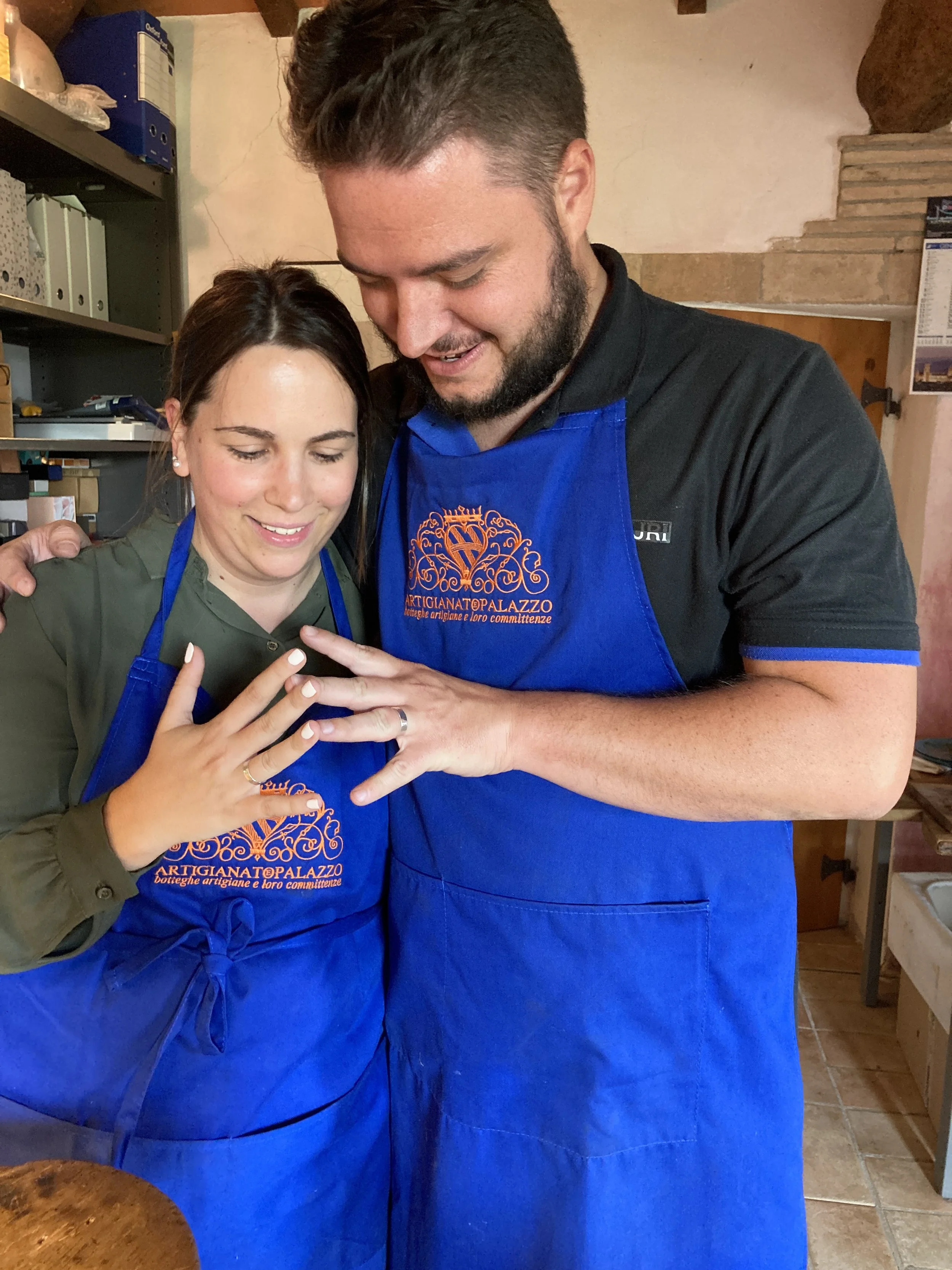 Contenti con le loro fedi fatte uno per l'altra