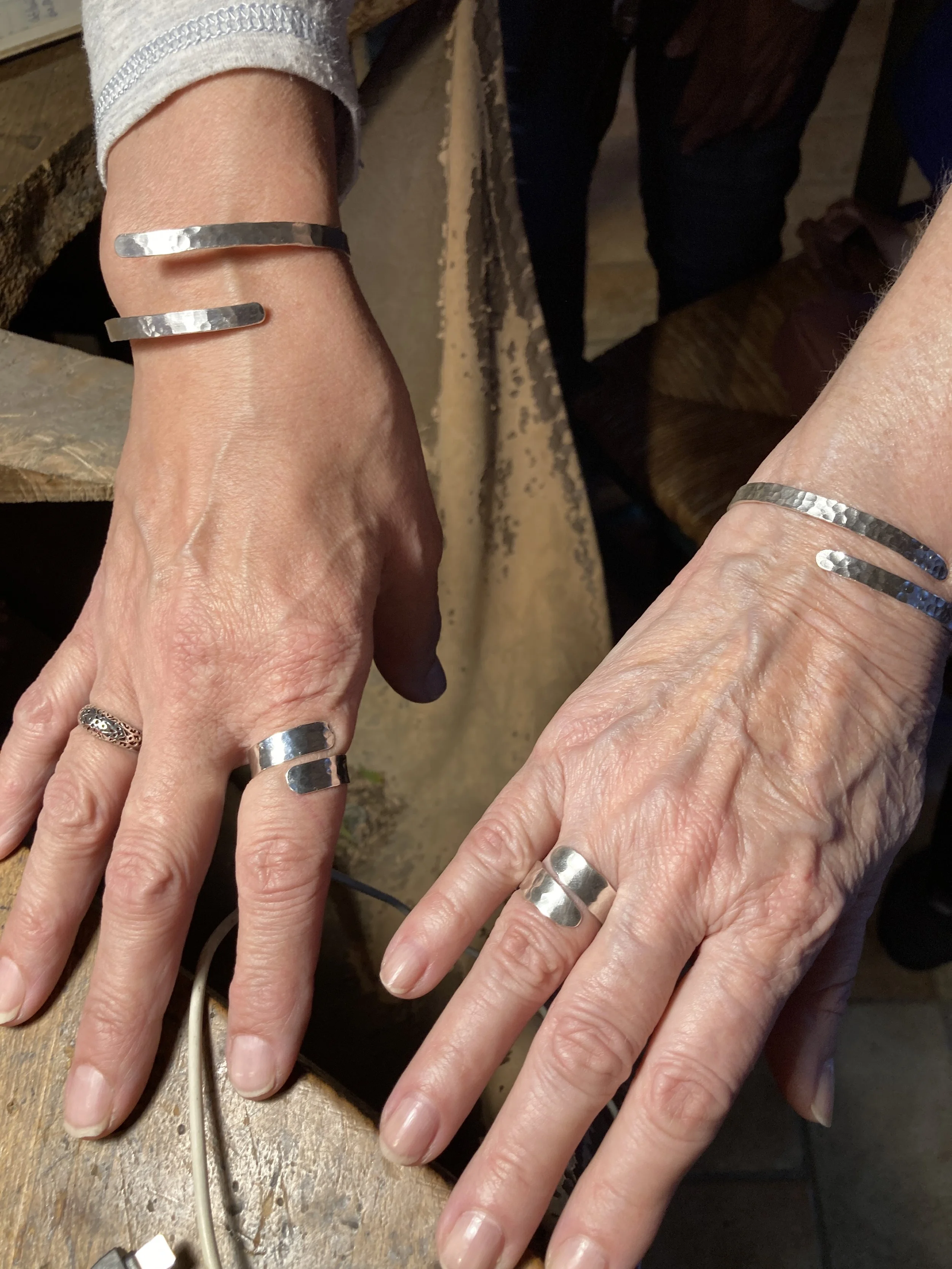 Anelli e braccialetti martellati a mano