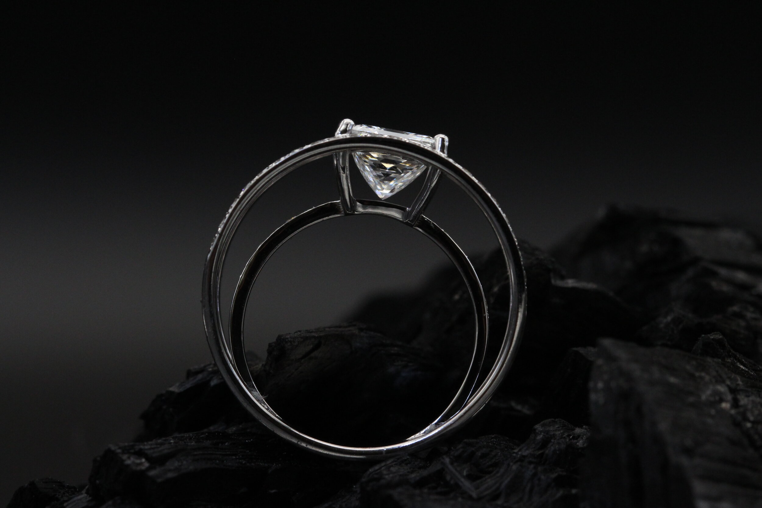 Bague de luxe en Or 750,  Diamant Princesse et pavage de diamants | Sur mesure à Anvers de Sagess