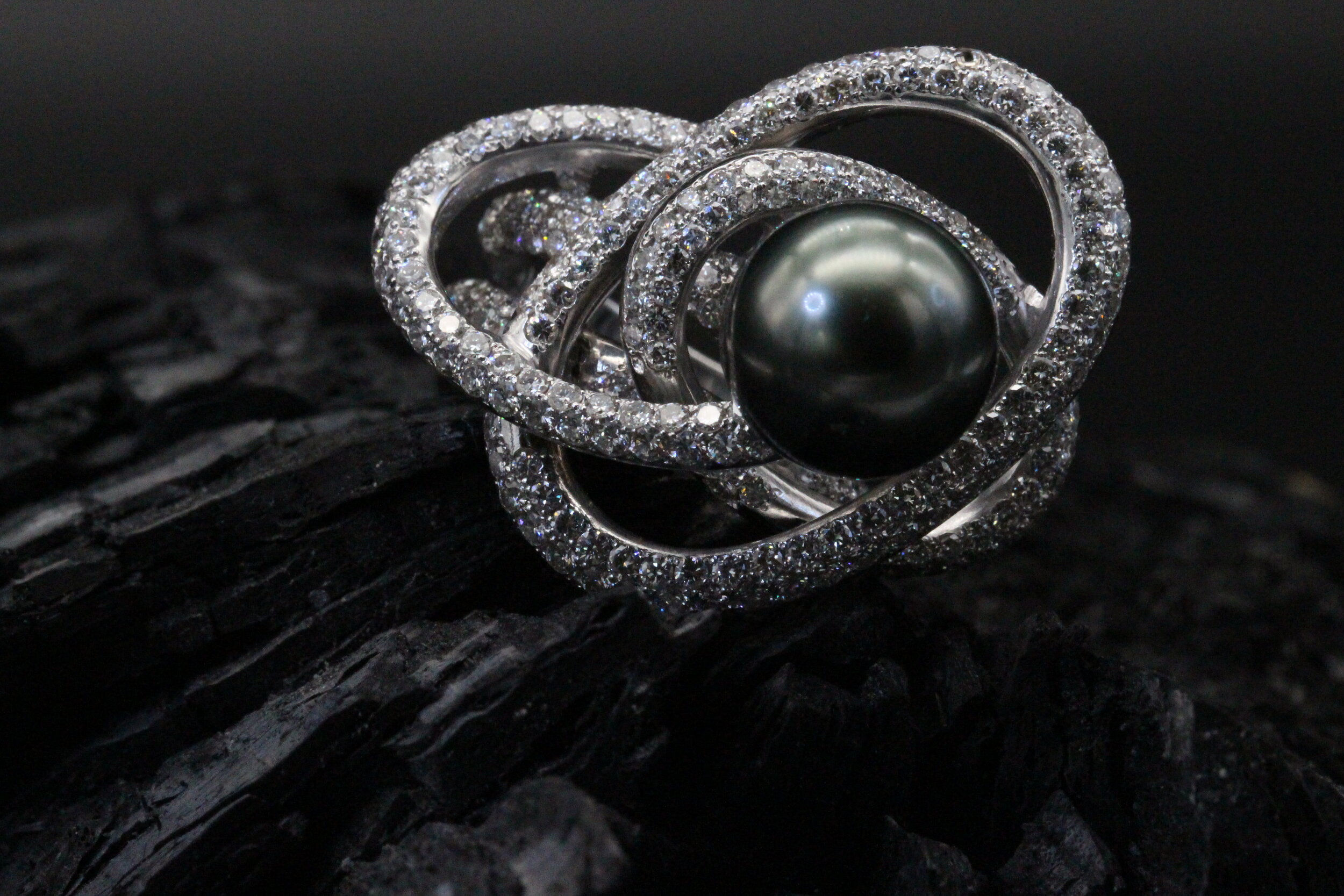 Bague "Volupte" en perle de Tahiti et diamants – Joaillerie de luxe Sagess