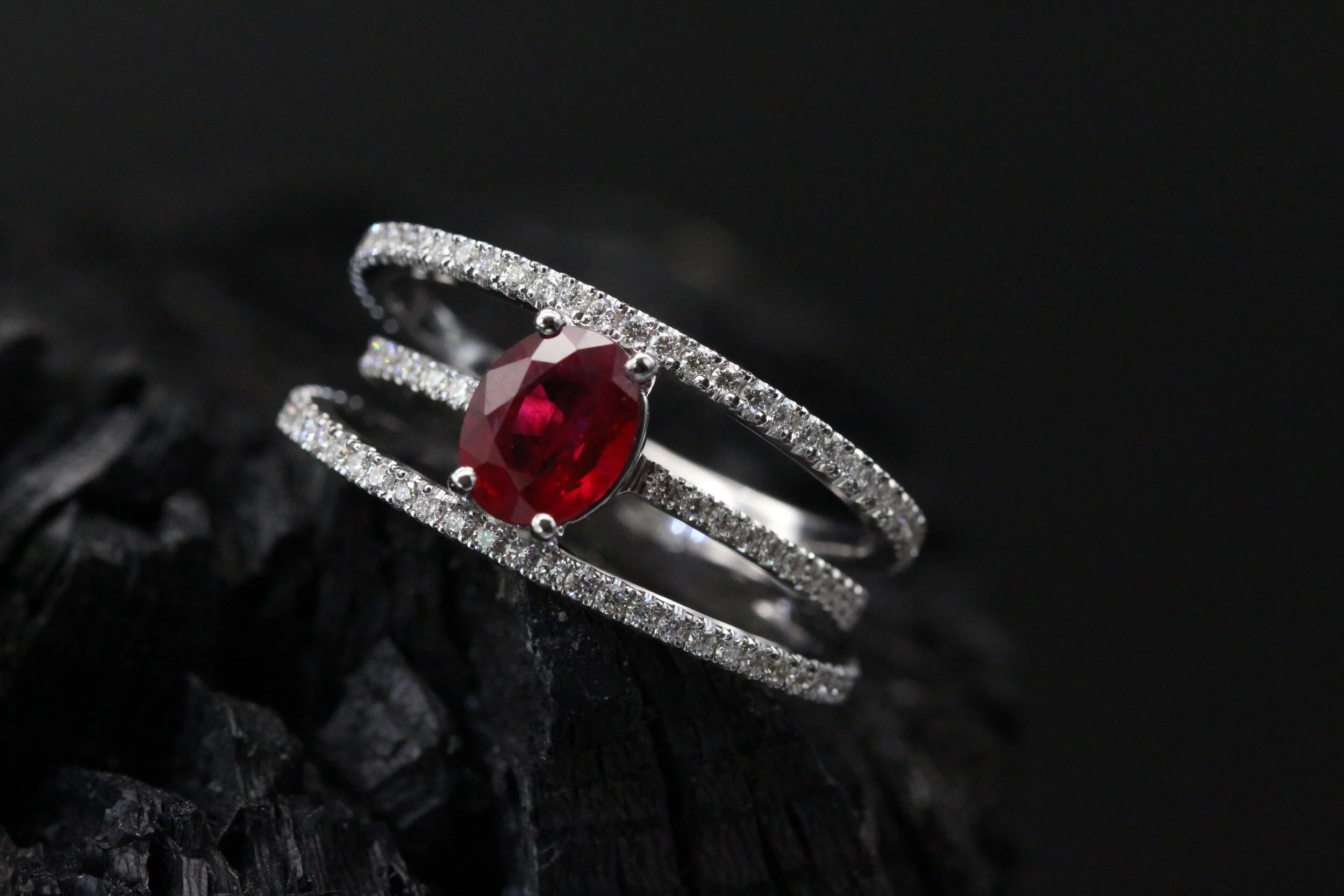 Bague de fiançailles en rubis birman et diamants – Aphrodite par Sagess