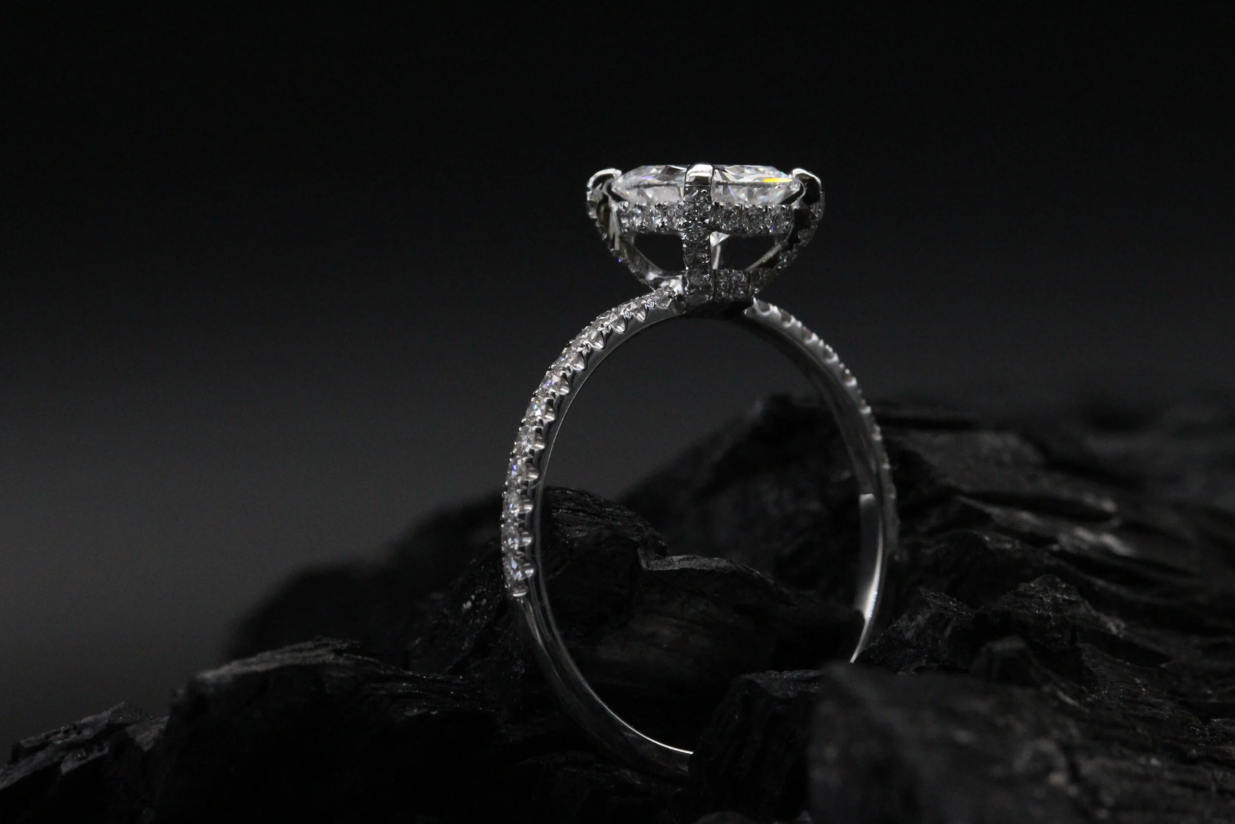 Bague de fiançailles en diamant coussin – Haute joaillerie par Sagess