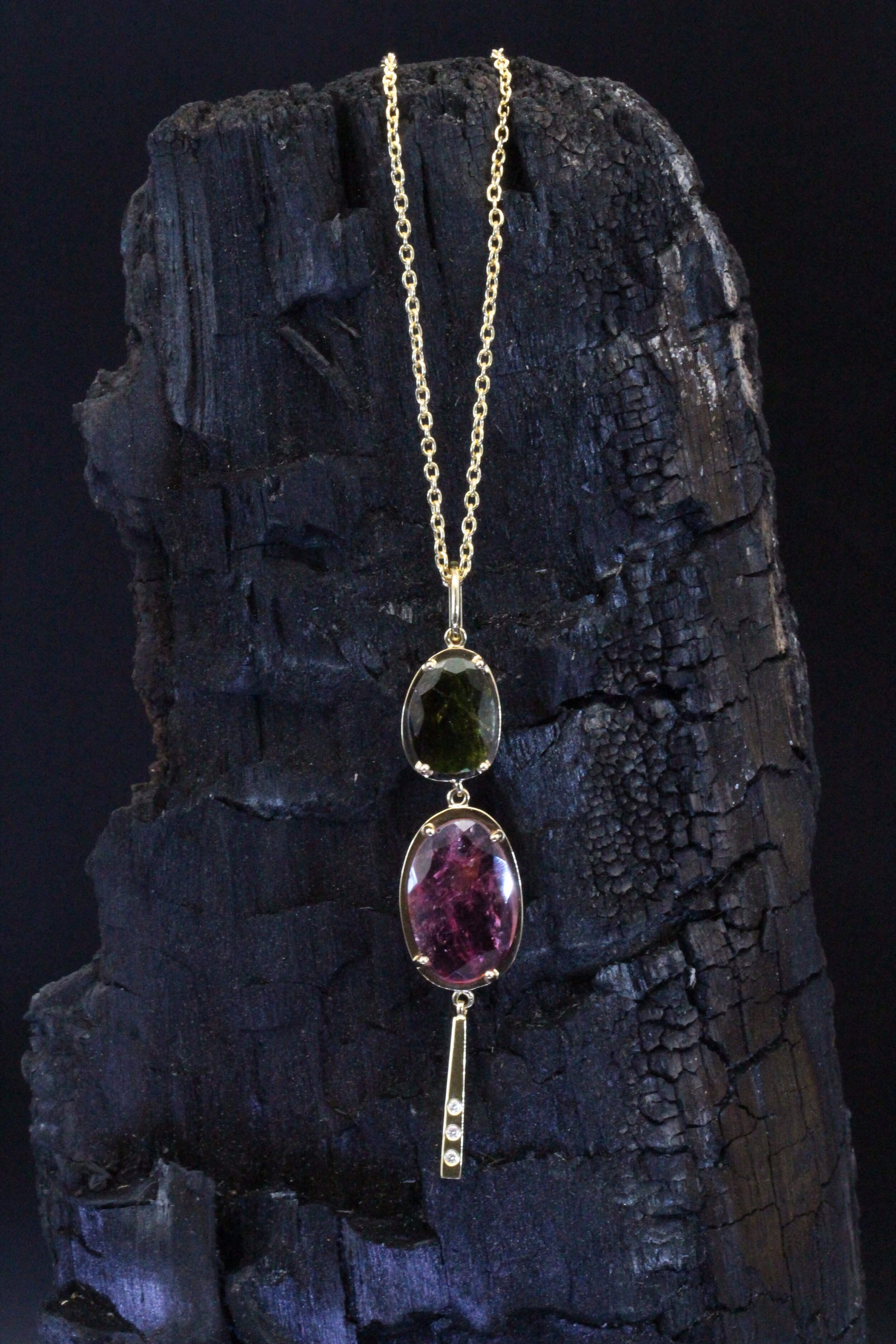 18 Kt gold pendant necklace set with a rubellite and a green tourmaline 