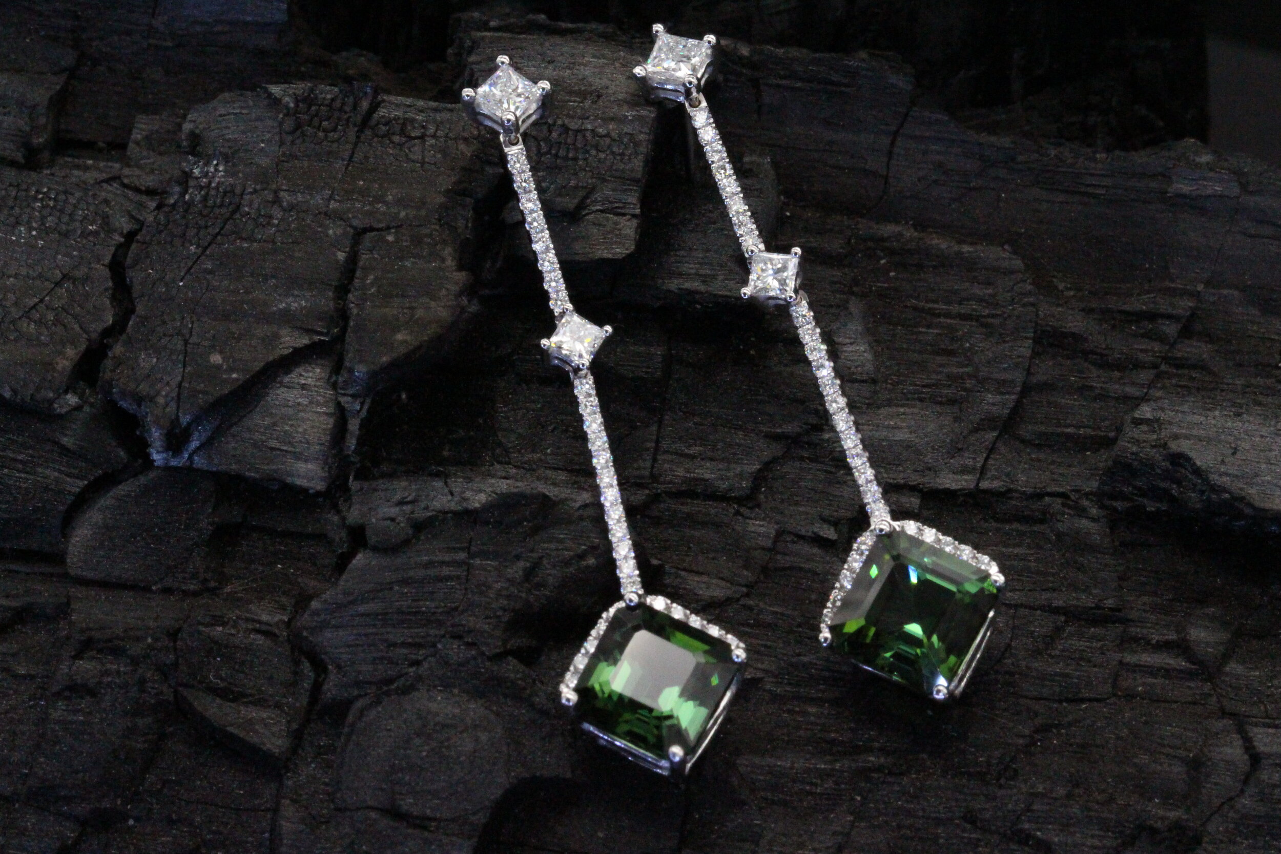 Pendants d'oreilles de luxe en or tourmaline verte et diamant