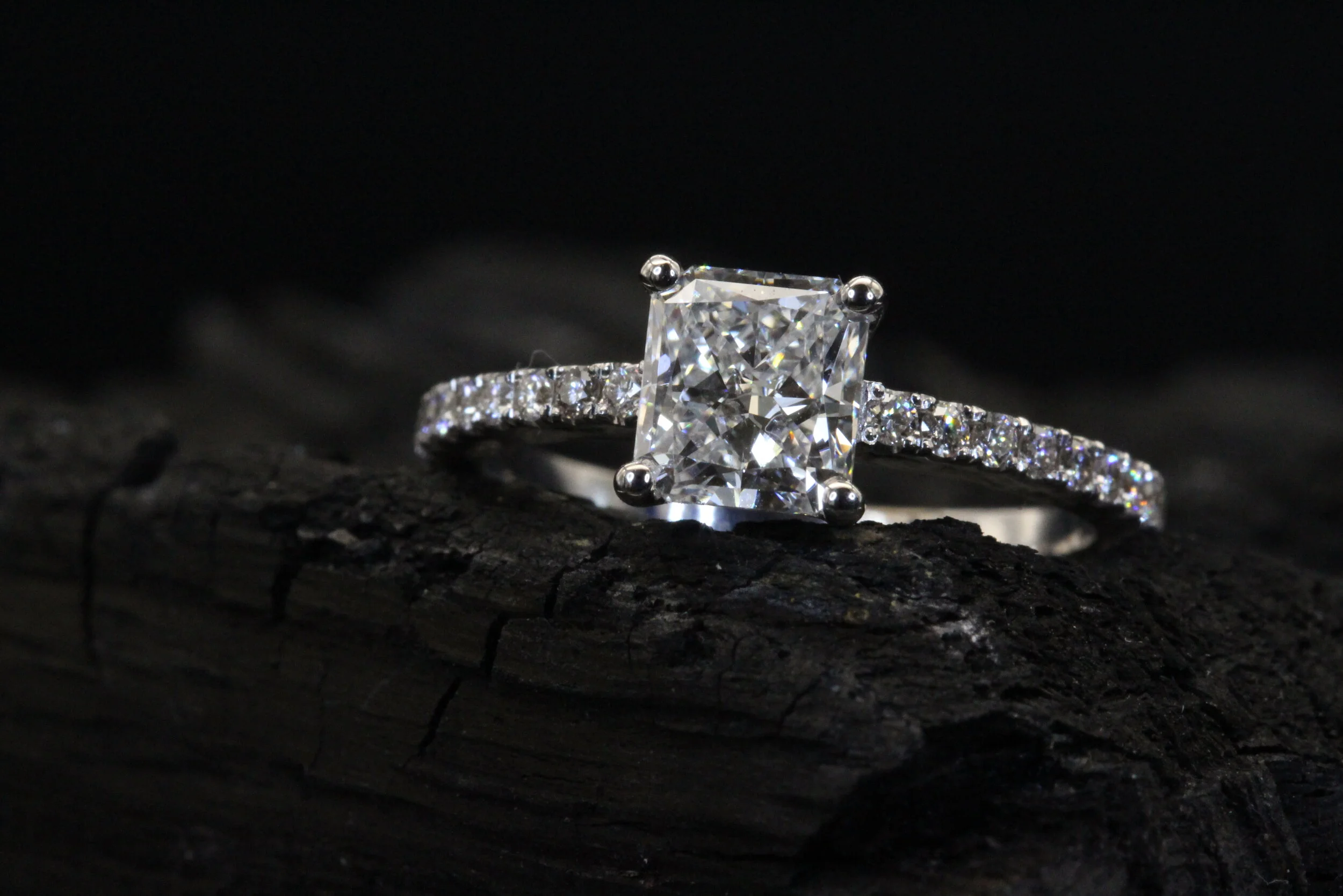 Bague de fiançailles en diamant naturel taille radiant – Joaillerie de luxe par Sagess