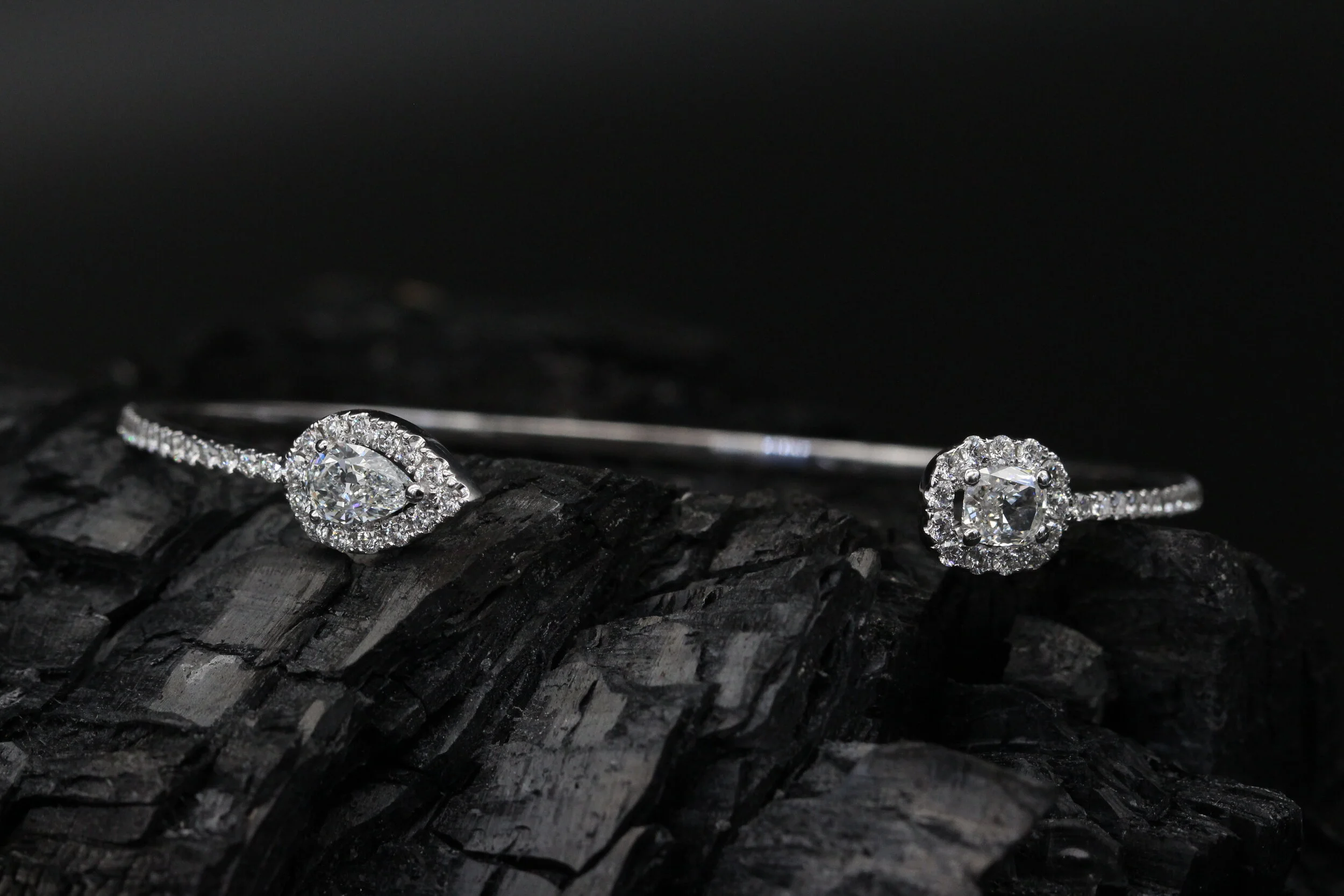 Bracelet jonc en or et diamants  – Joaillerie intemporelle de Sagess