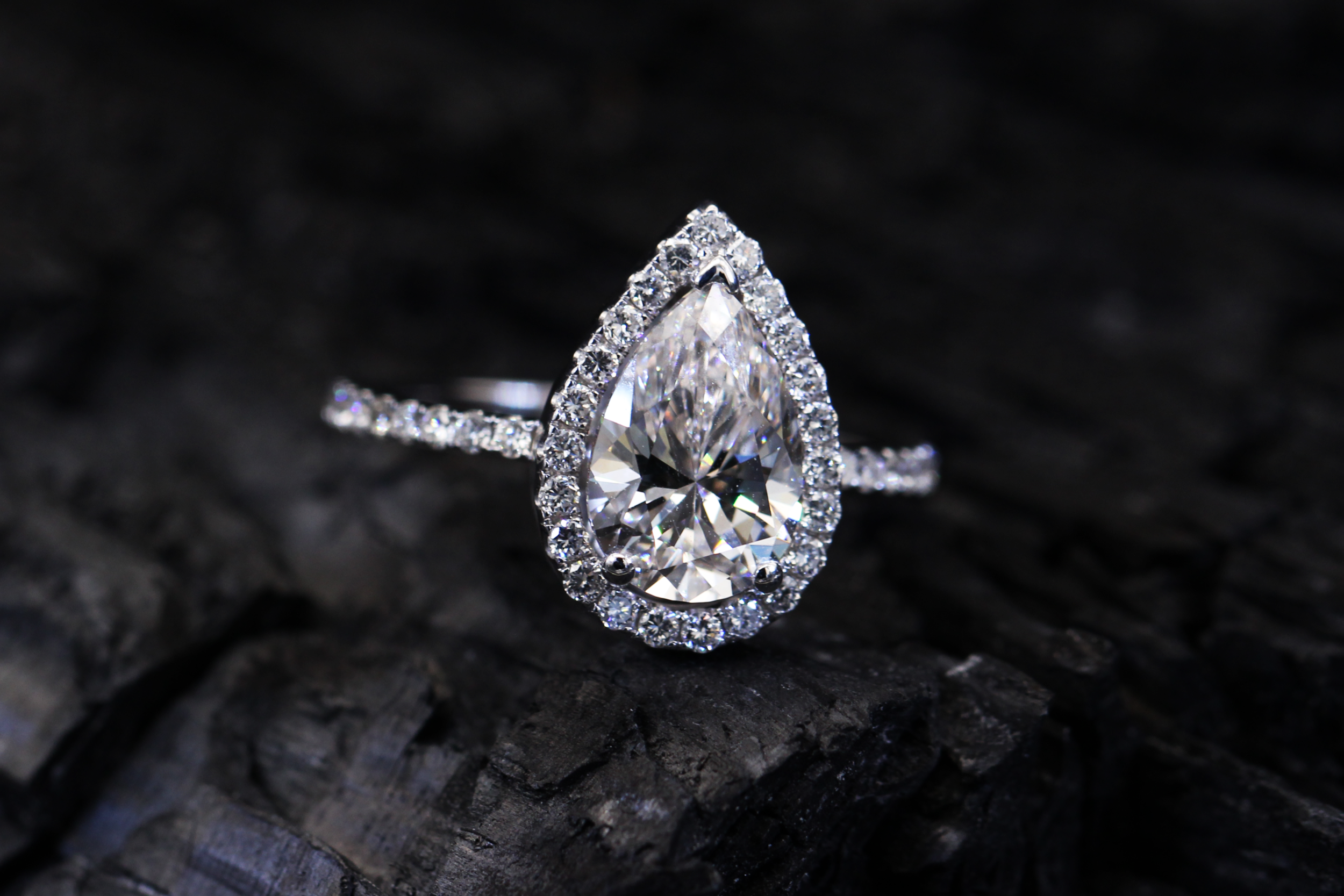 Pear Shaped Diamond Halo Engagement Ring | Sagess Antwerp