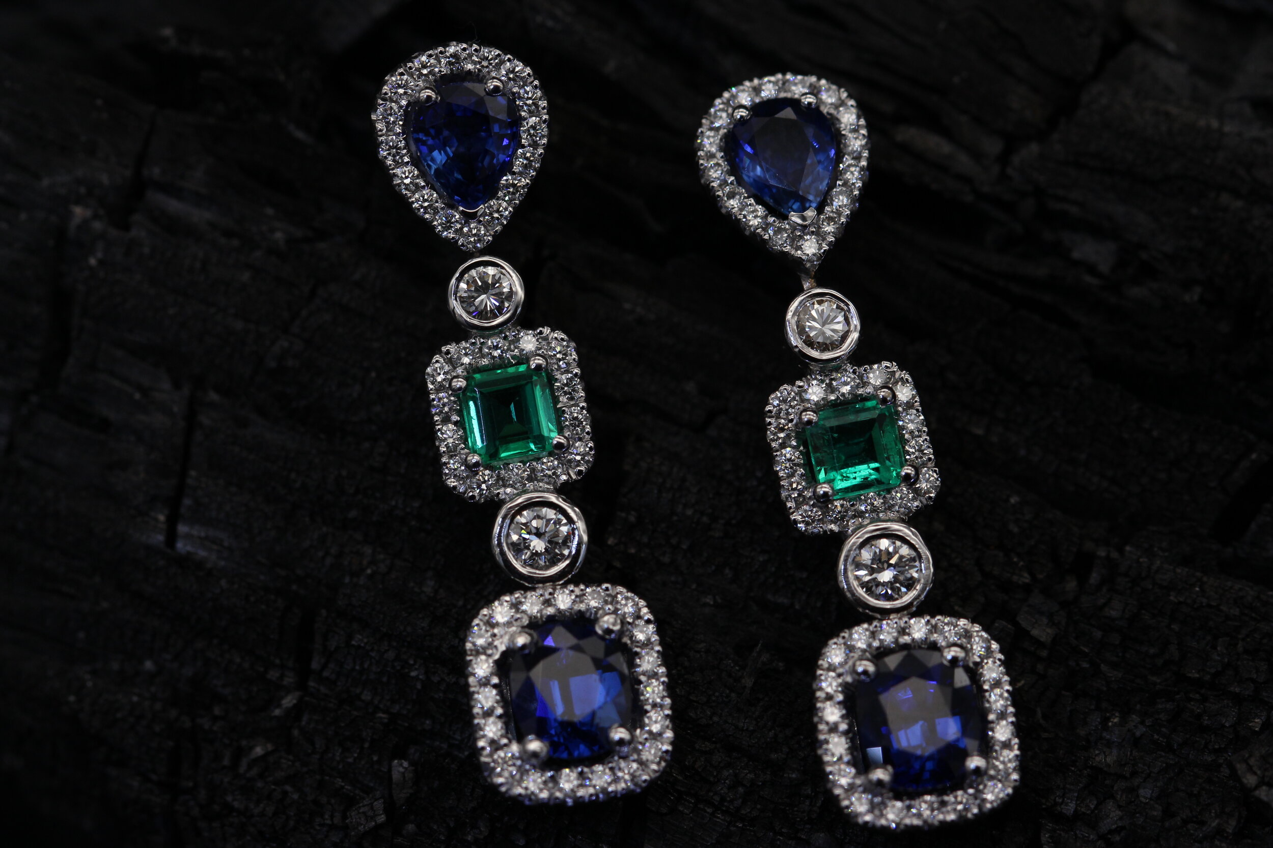 Boucles d’oreilles en or blanc, saphir, émeraude et diamant – Bragance | Sagess 