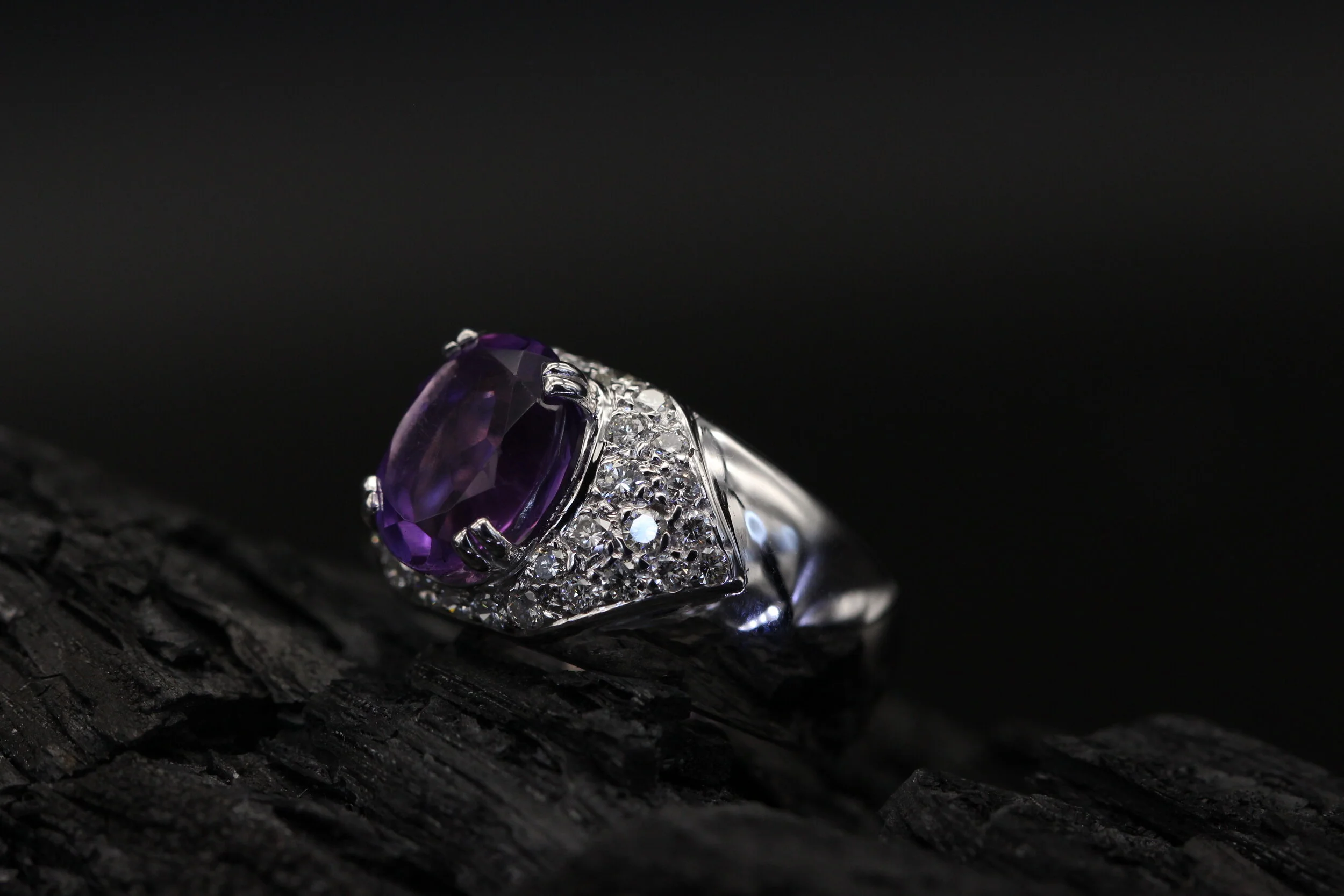 bague de luxe avec améthyste et diamants en or 18 carat