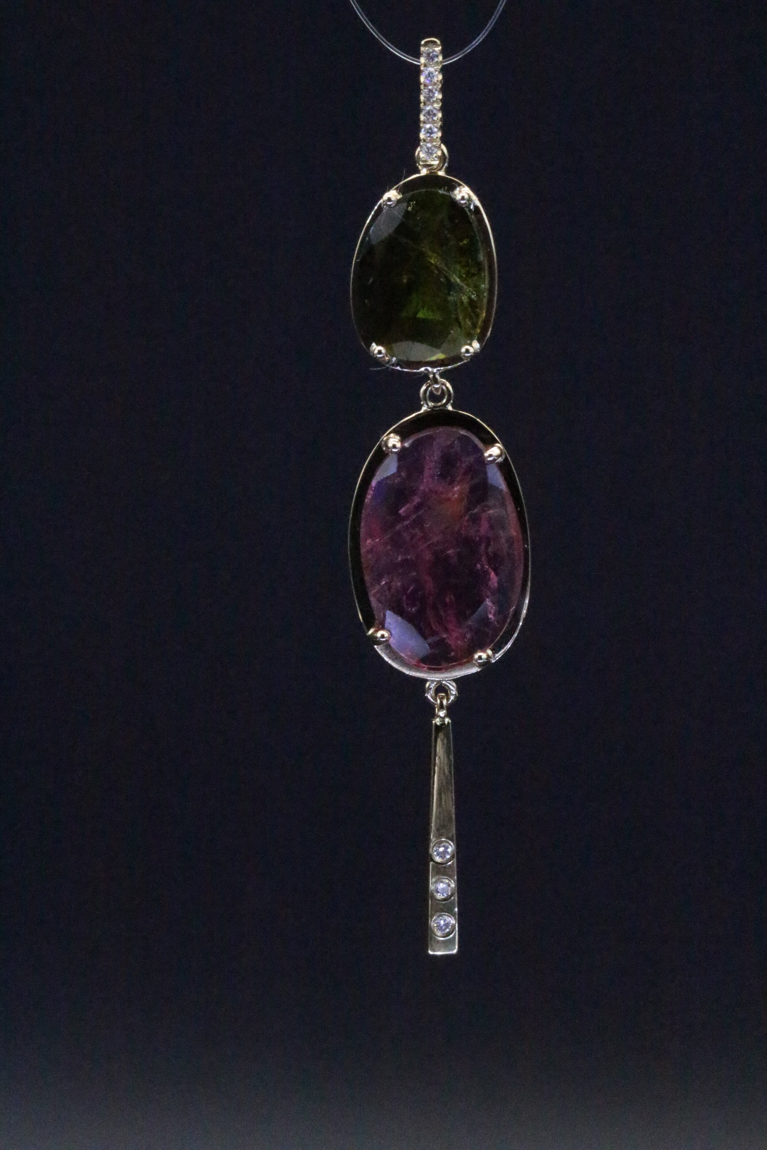 tourmaline rouge et verte opaque et diamants serti sur un pendentif en or 18 Kt