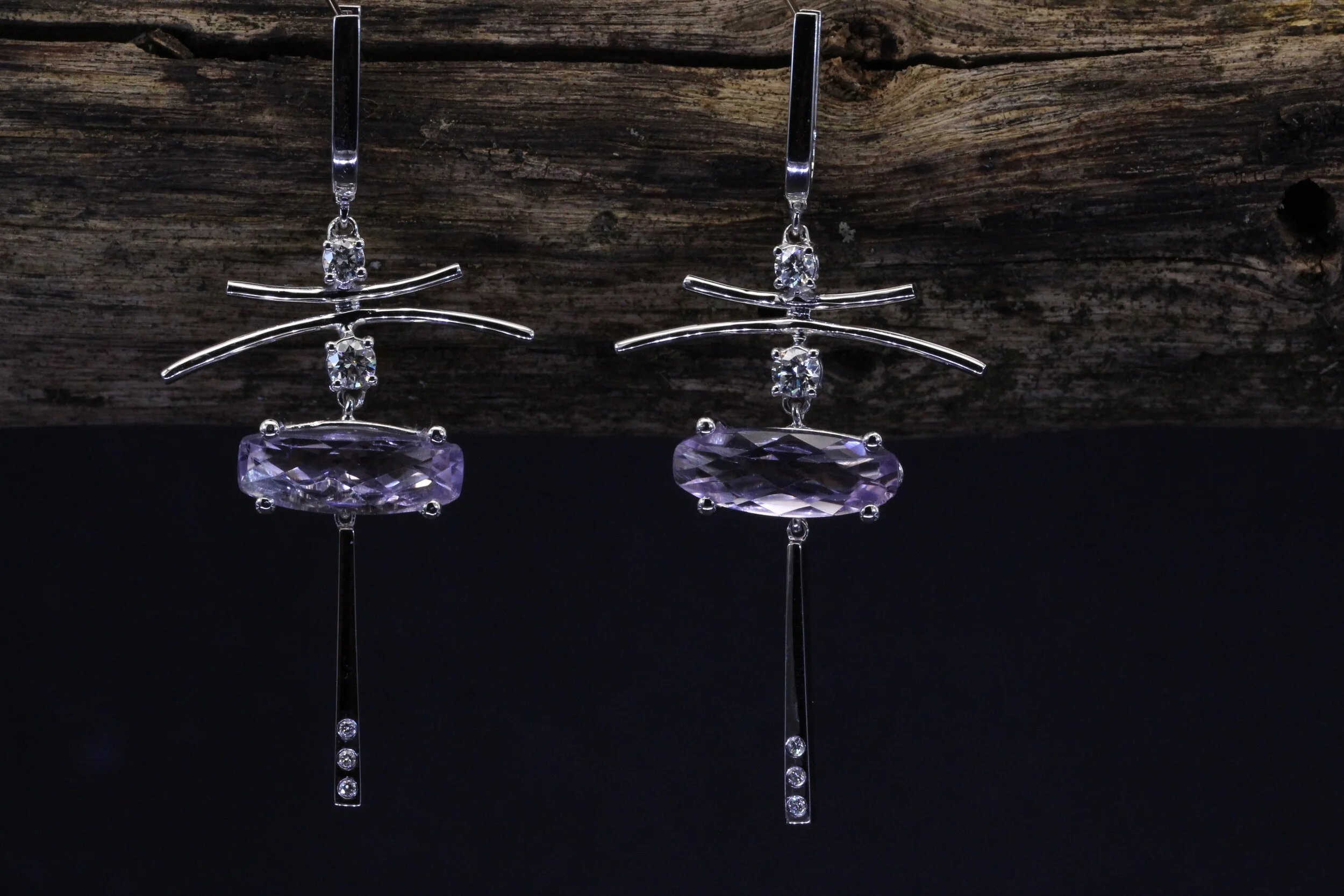 Boucles d’oreilles Portes Torii en or blanc, diamants et améthyste – Design de Sagess