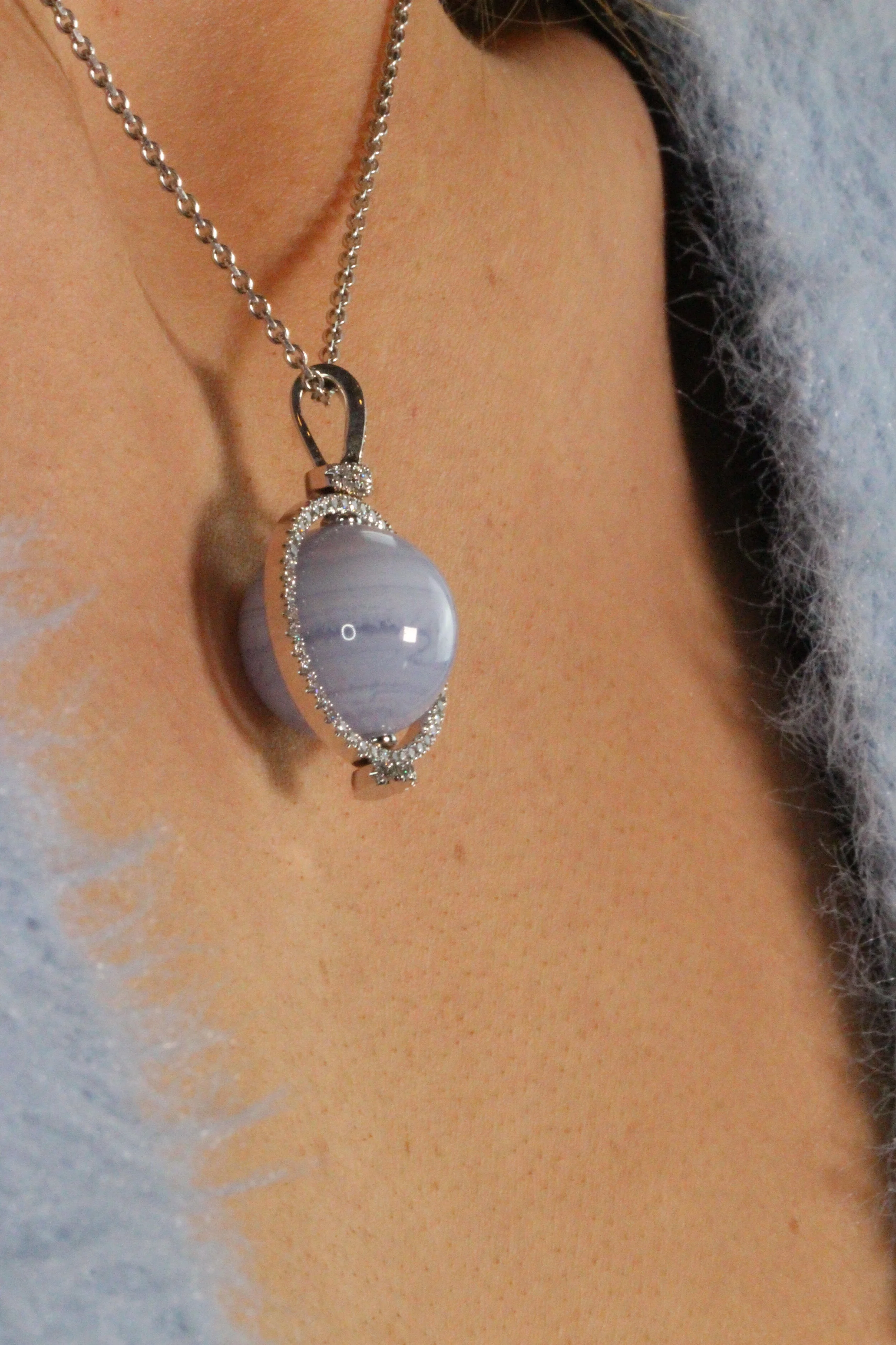 Pendentif Magic Charms Peace en calcédoine bleue – Joaillerie fine Sagess