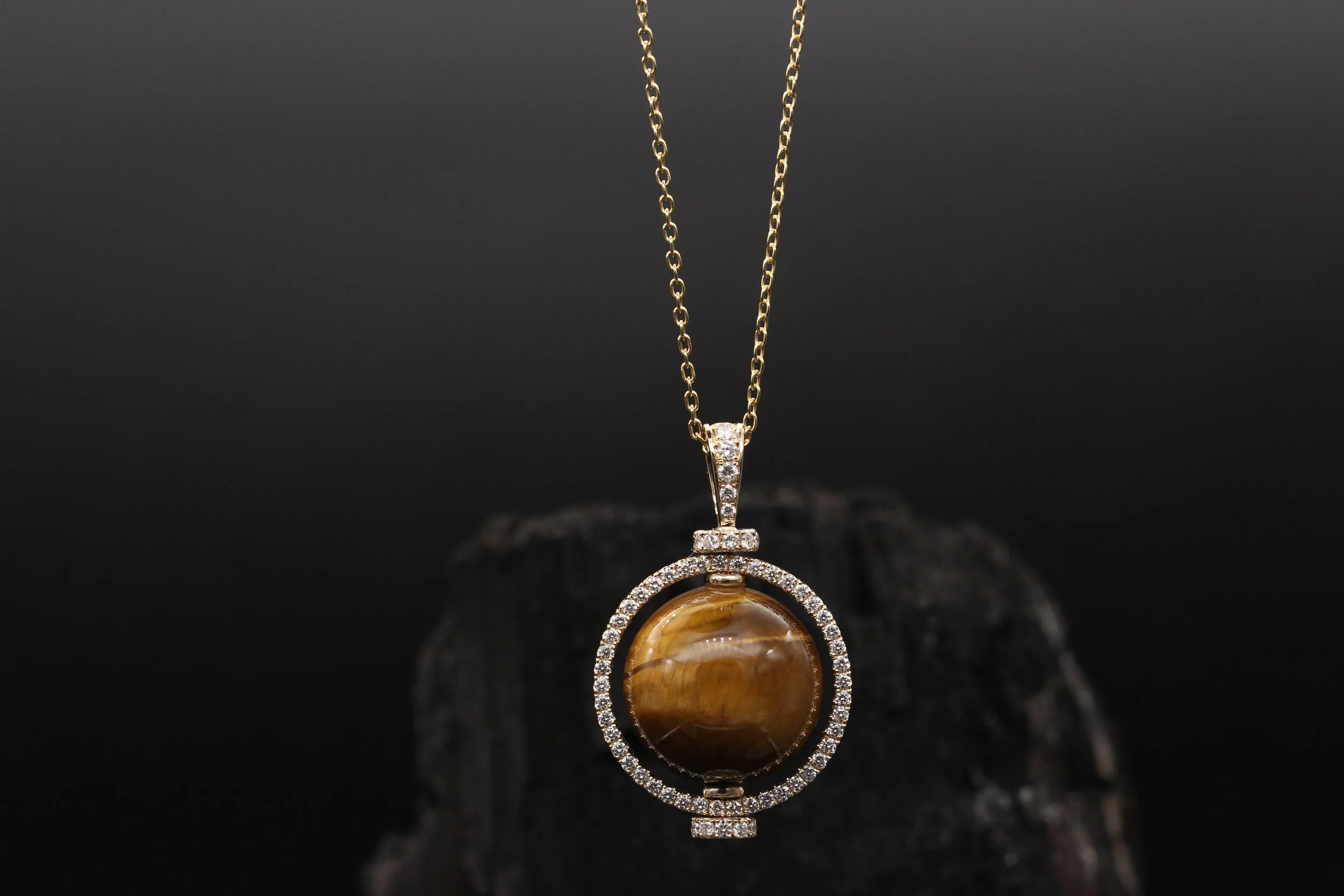 Collier Amulette en or, diamant et œil de tigre | Joaillerie de luxe par Sagess