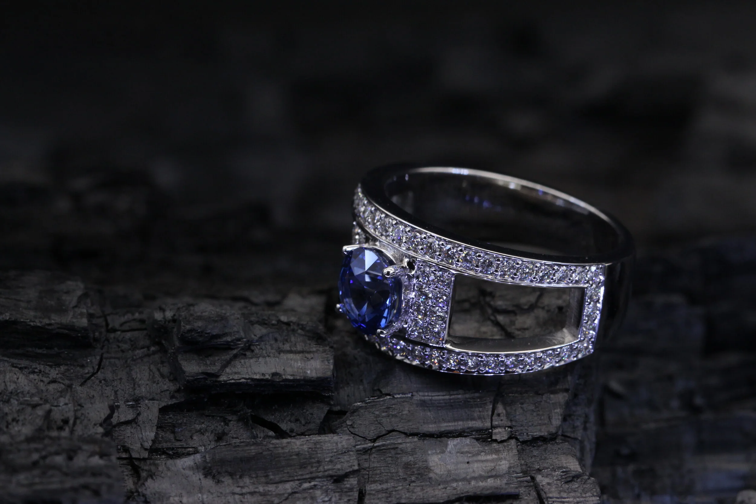 bague en or sertie d'un saphir de Ceylon et de diamants naturels