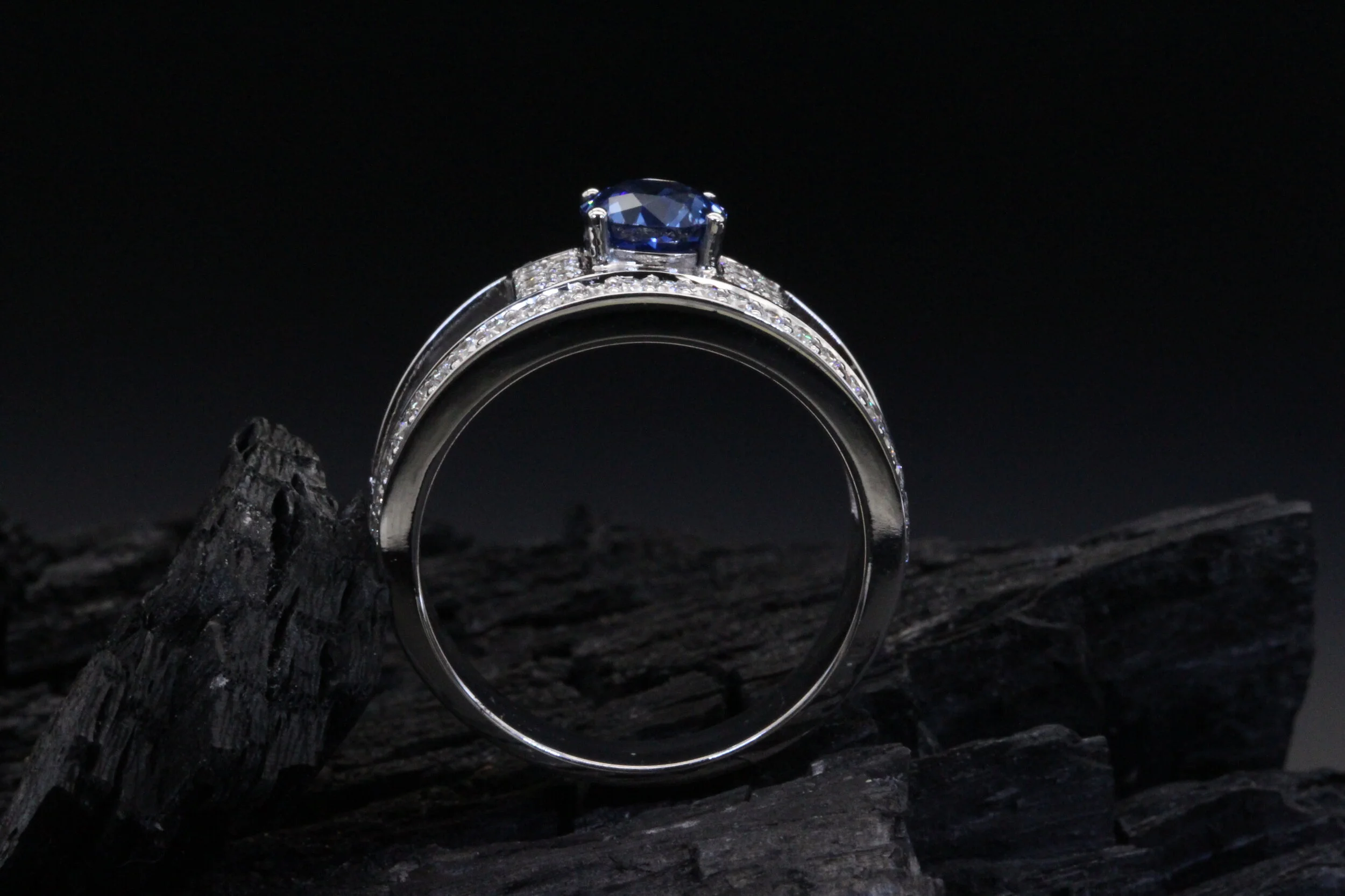 Saphir et diamant, une bague de fiançailles 