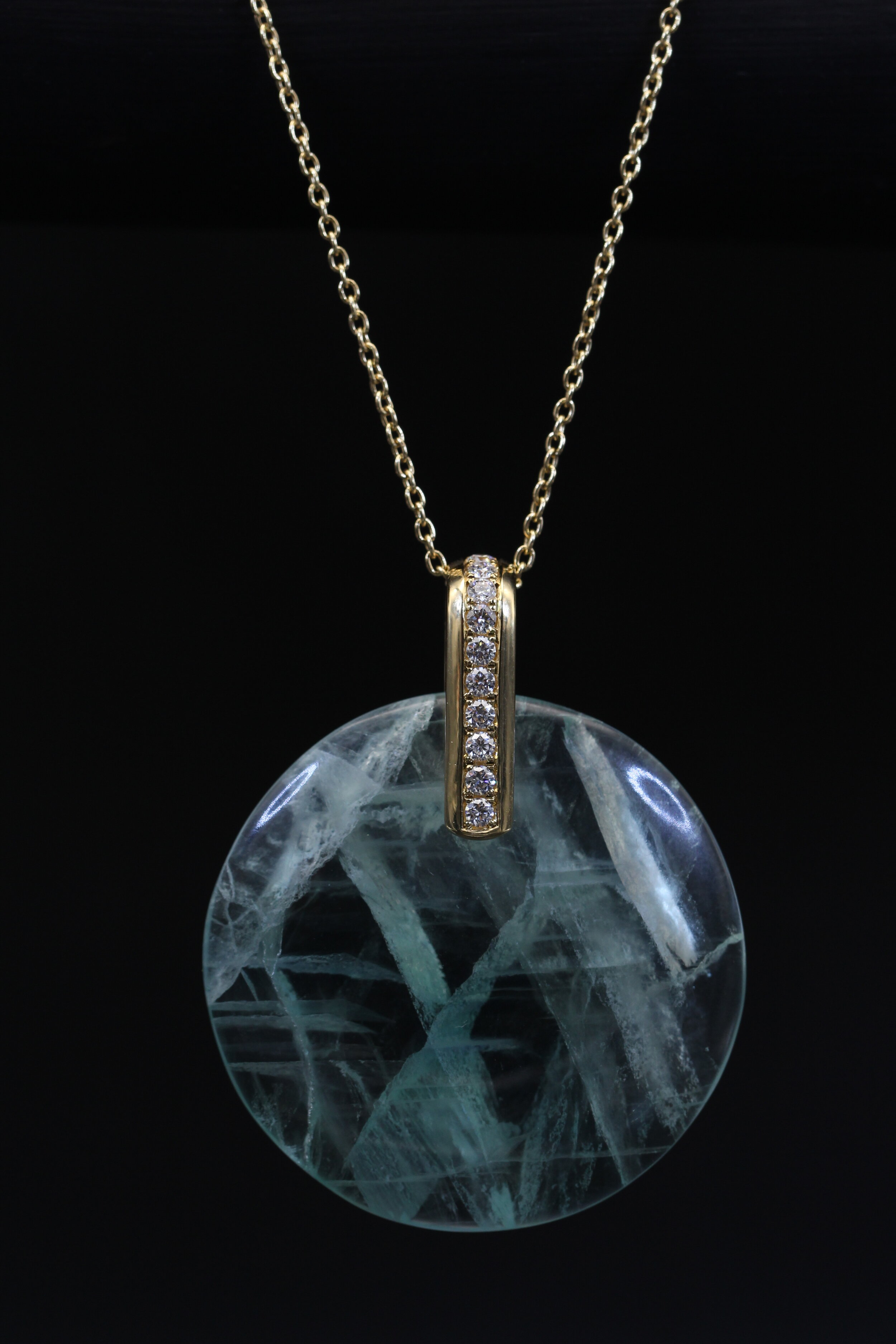 fluorine et diamant serti sur un pendentif en or jaune 18Kt