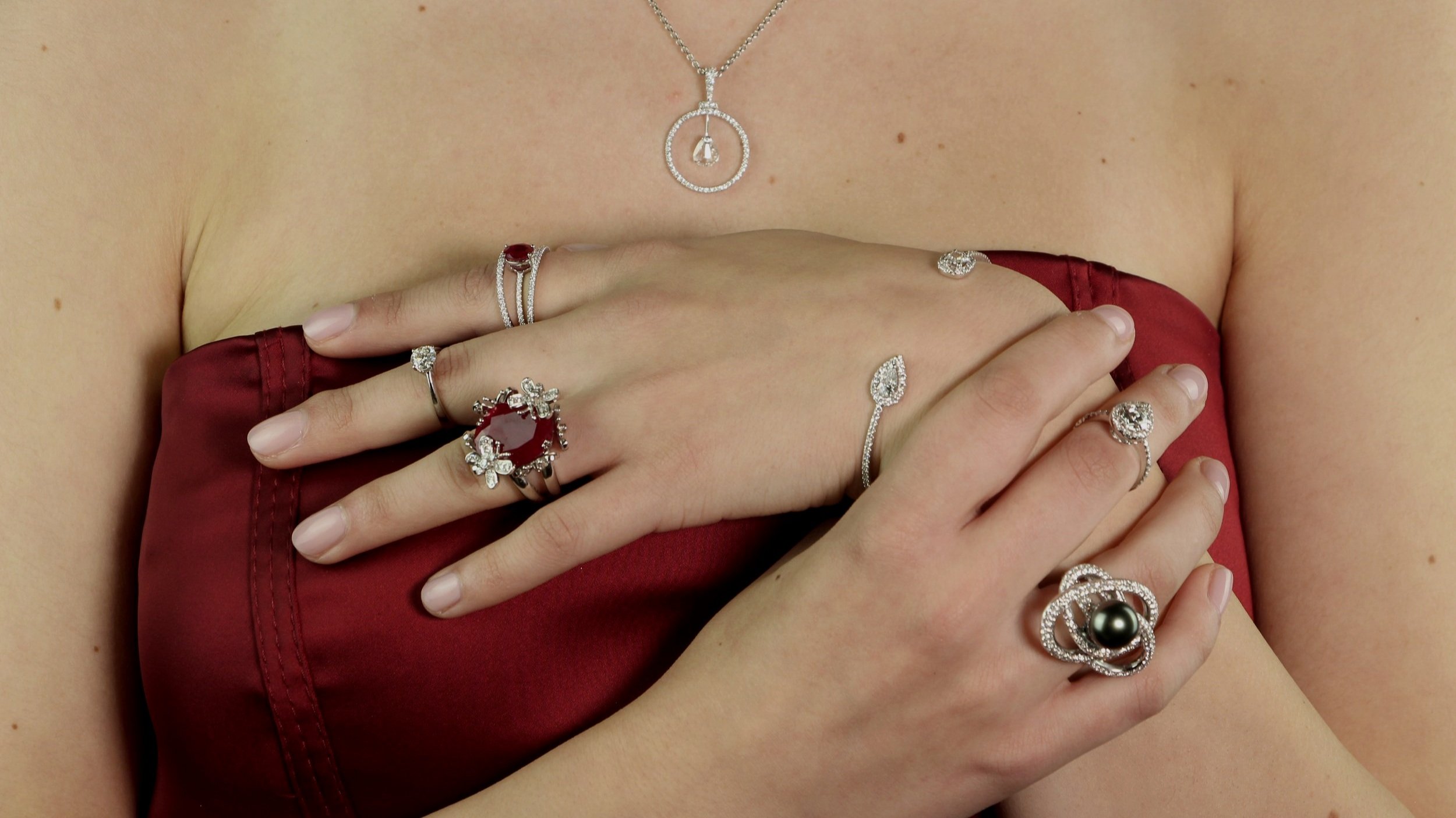 Bijoux Étincelants : Bagues en or avec diamants et rubis, un festin de luxe | SAGESS