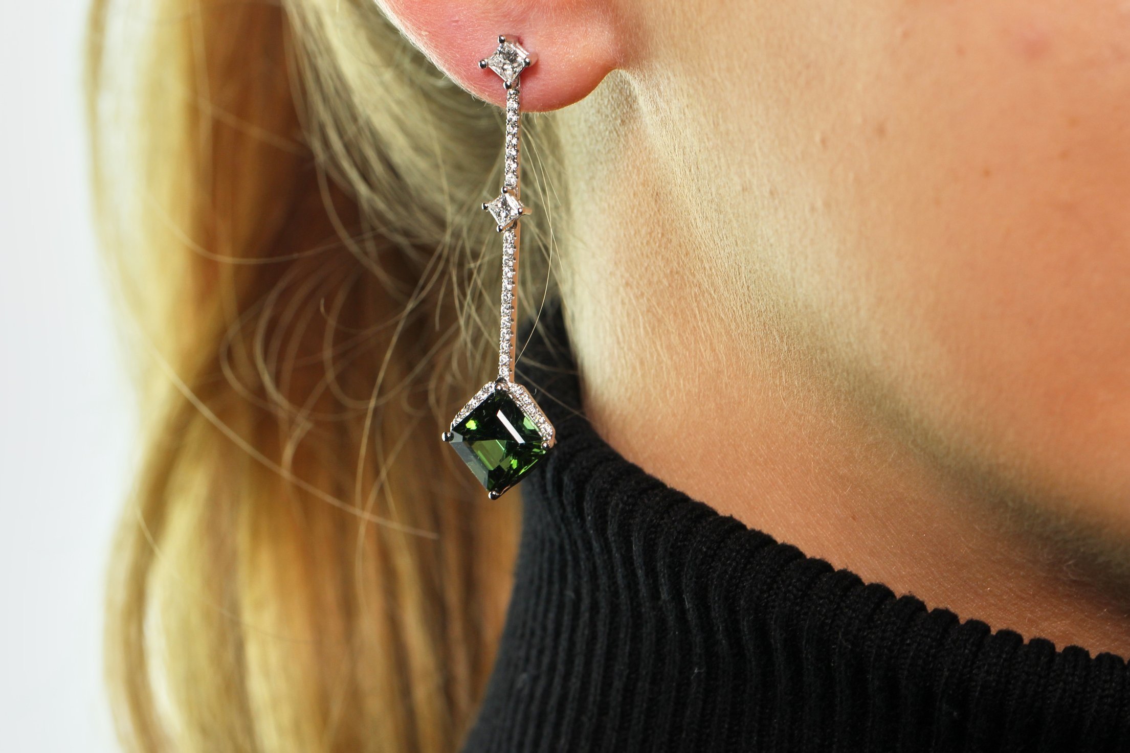 Boucles d'Oreilles Luxueuses : Or, Diamants et Tourmalines Vertes Chrome pour une Élégance Moderne | Sagess