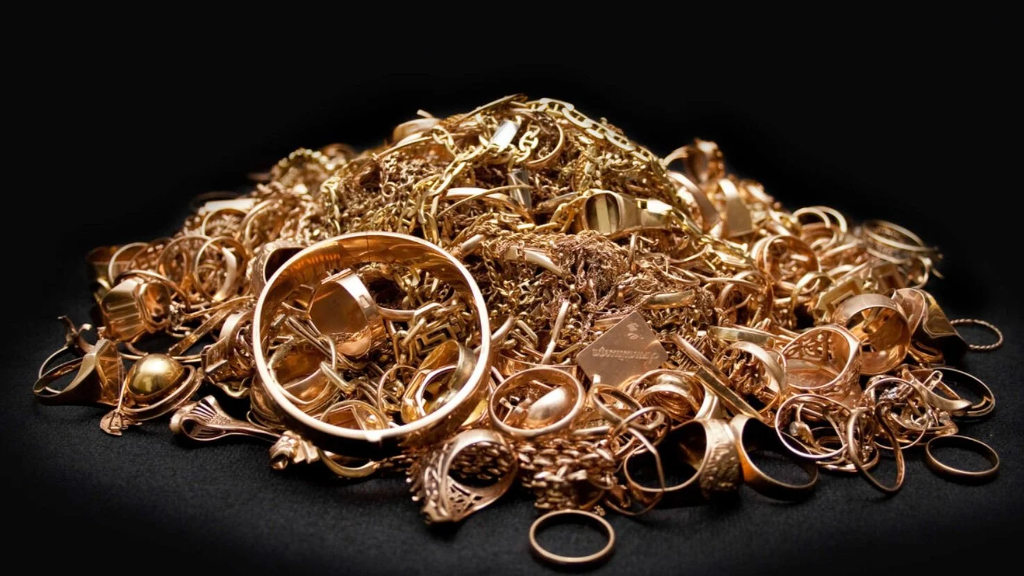 Pile of gold jewelry ready to be melted and recycled, showcasing Sagess' commitment to sustainable luxury and responsible sourcing.