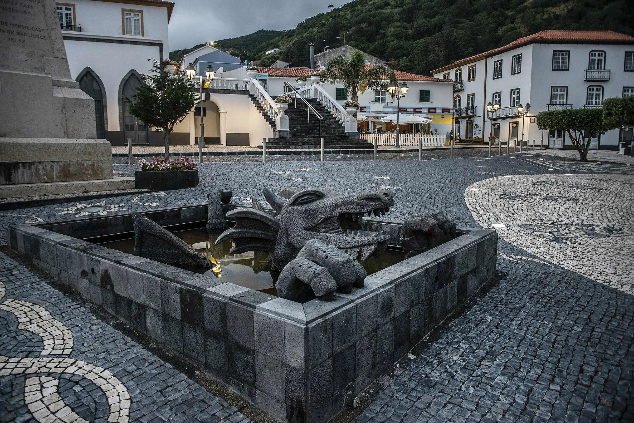 dragonstatue.jpg