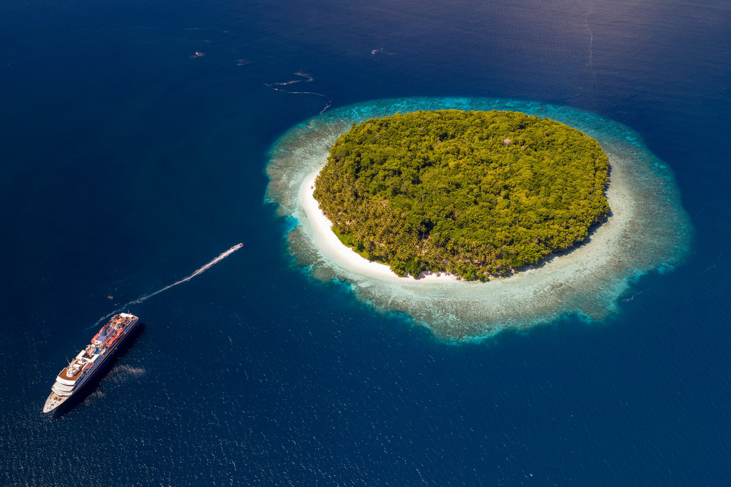 Tropical Island and Heritage Adventurer © S Bradley