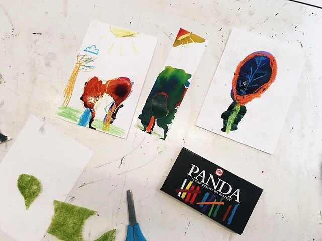 De kinderen van het kinderatelier onderzochten de eerste drie weken &lsquo;vreemde bomen&rsquo;. 🎋. Hierbij deden zij verschillende proefjes met allerlei materialen om vreemde bladeren en stammen te maken. 👨🏼&zwj;🔬 Super om te zien hoe ieder zijn