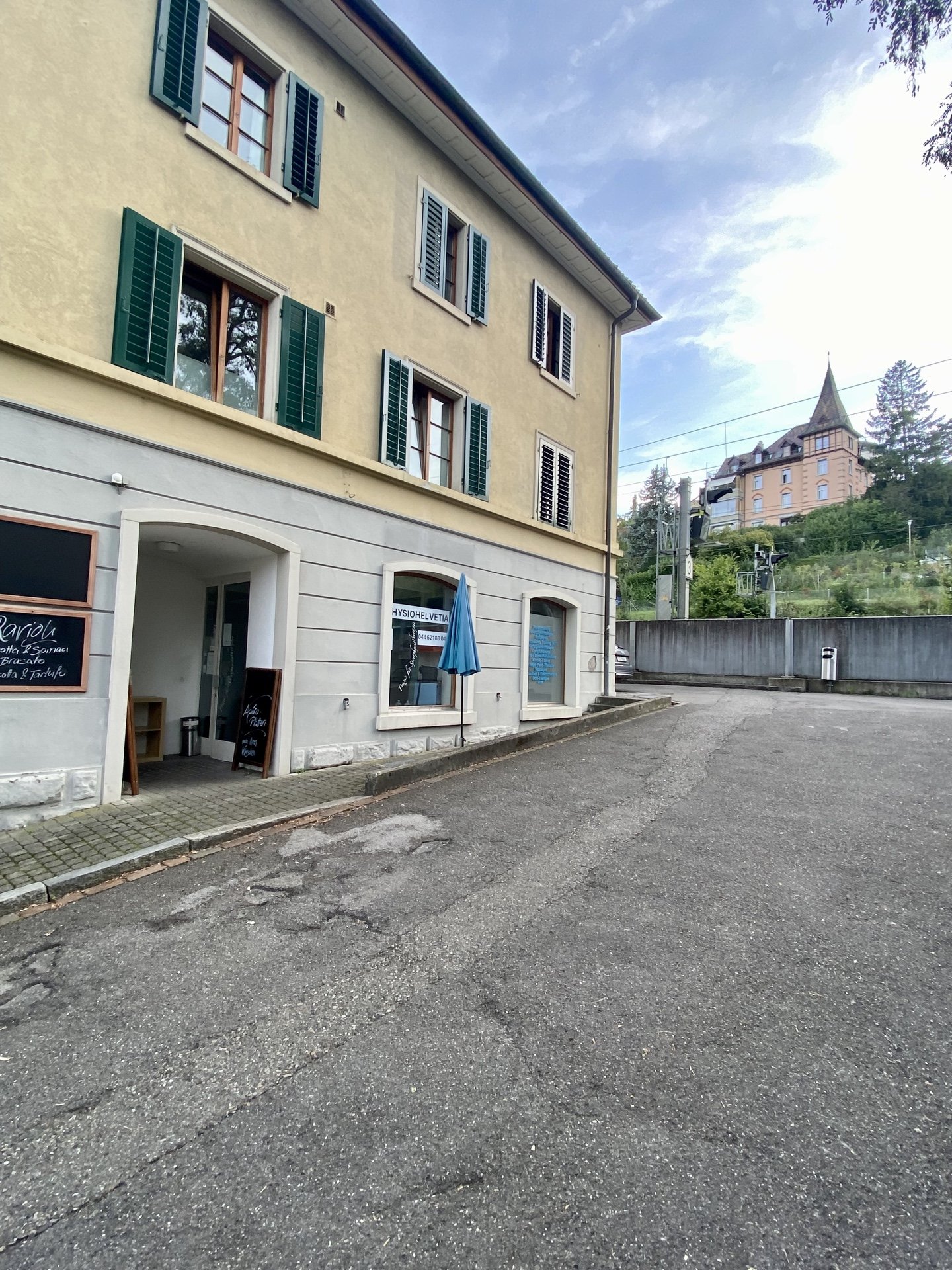 Bild Praxis draussen 2.jpeg