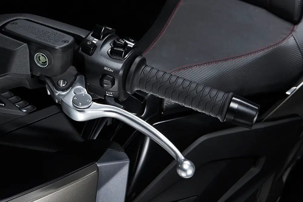 KYMCO-AK-550-PREMIUM-1 (1).jpg