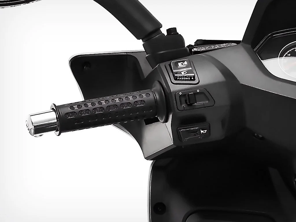 2026 SYM Citycom S 300i scooter — alternate studio view 3