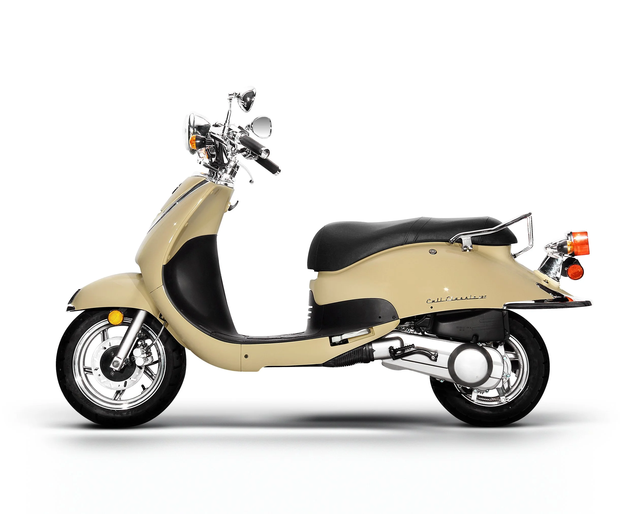 2026 Lance Cali Classic 125 scooter — three-quarter rear view 3