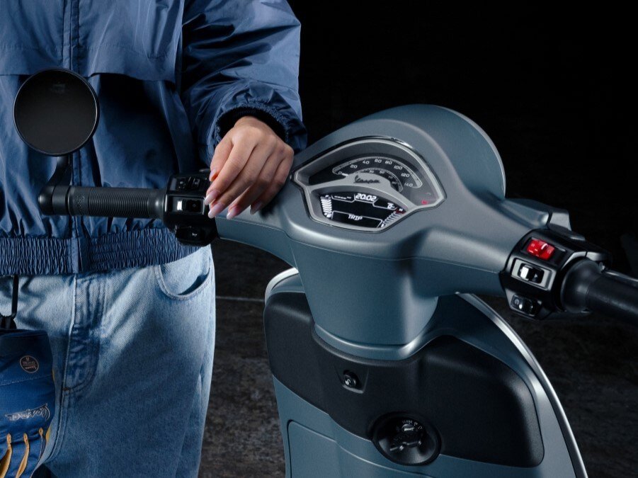 2026 Vespa Primavera 50 scooter — full-length studio view 5