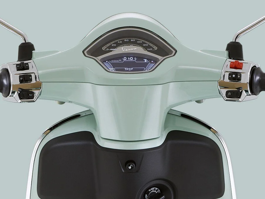 2026 Vespa Primavera 50 scooter — right-side view 4