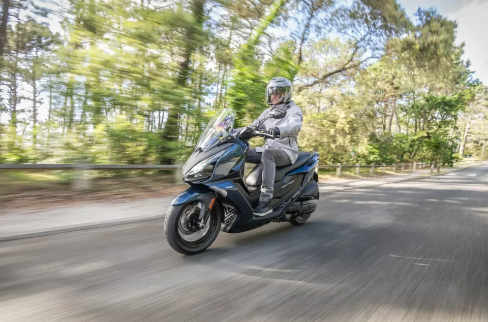 kymco-downtown-gt-350i-riding.webp