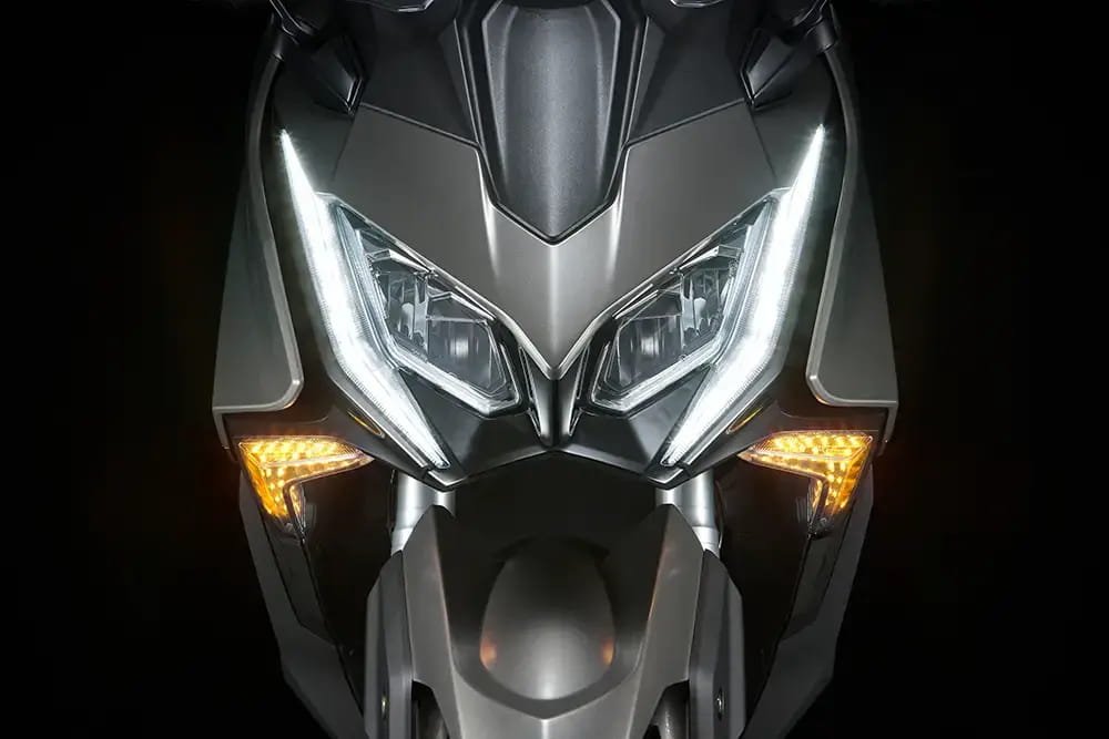 KYMCO-AK-550-PREMIUM-17 (1).jpg