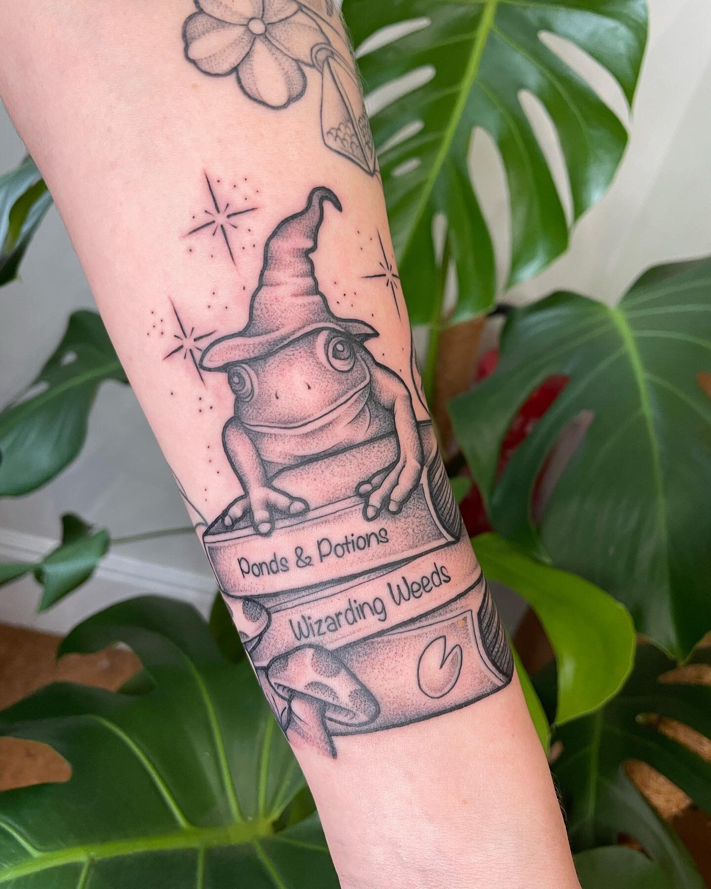 Wizard frog 🧙🐸 by @bex.huh 🌿

Bex&rsquo;s diary is now closed until October. ☕️ 

Done using @greenhousetattoosupplies @killerinktattoo and @butterluxe_uk 💚