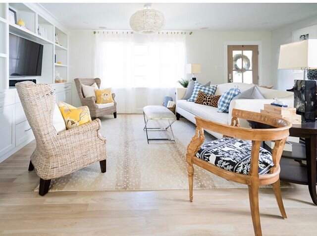 Love how the antique carved chair adds just the right touch to this room. Never met an antique I didn&rsquo;t love. | Wedgwood Cottage.  #wedgwoodcottage #antiquelover #fortworthinteriordesigner #texasinteriordesigner 📷 @ambershumake