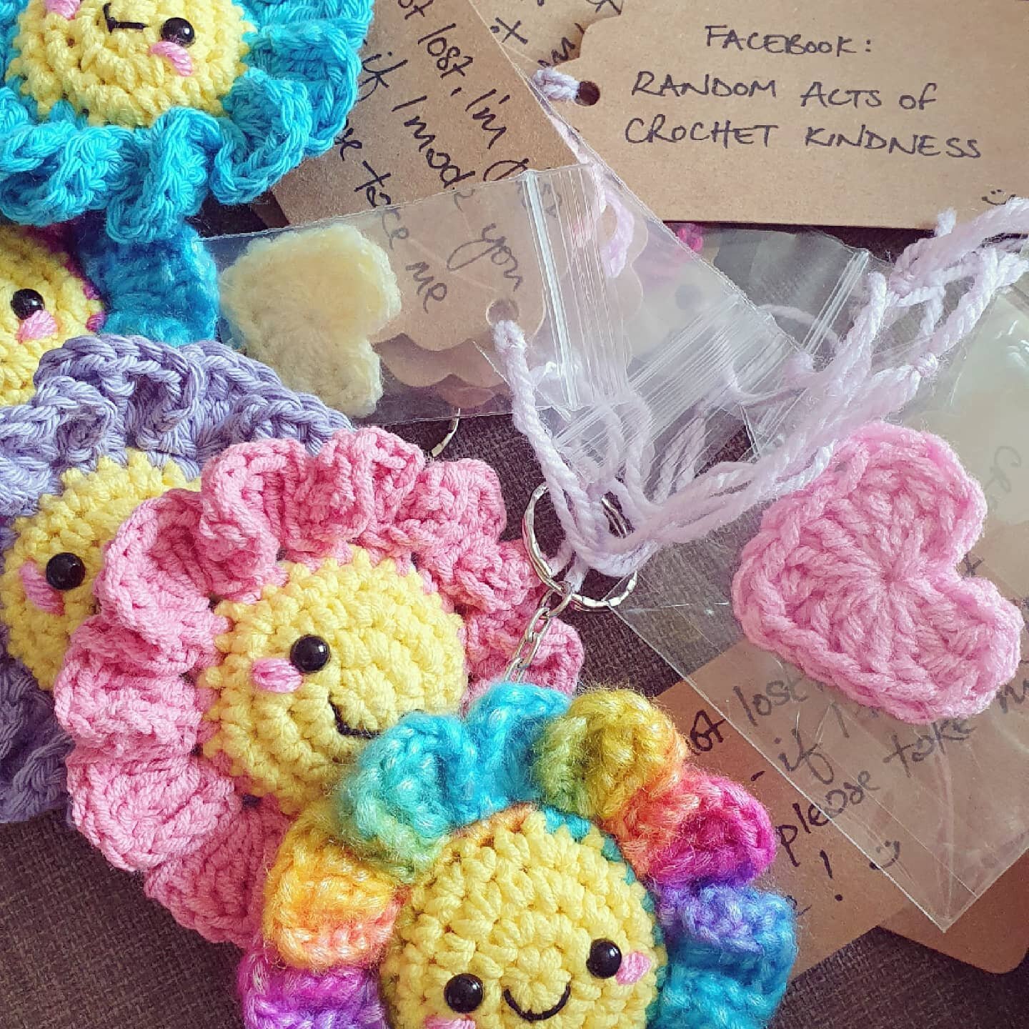 It's that time of year again! Sun's out so it's #randomactsofcrochetkindness time - huge thanks as always to @crochyay for being the inspiration behind the movement 🥰

#spreadkindness