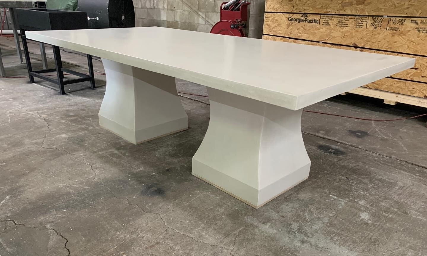 Gorgeous #custom 96&rdquo; white concrete dining table shipping out just in time for the holidays!
#customfurniture #indooroutdoorfurniture #concretetable #diningtable #modernfarmhouse #moderntable #customtable #pedestaltable #concretedesign #stogsco
