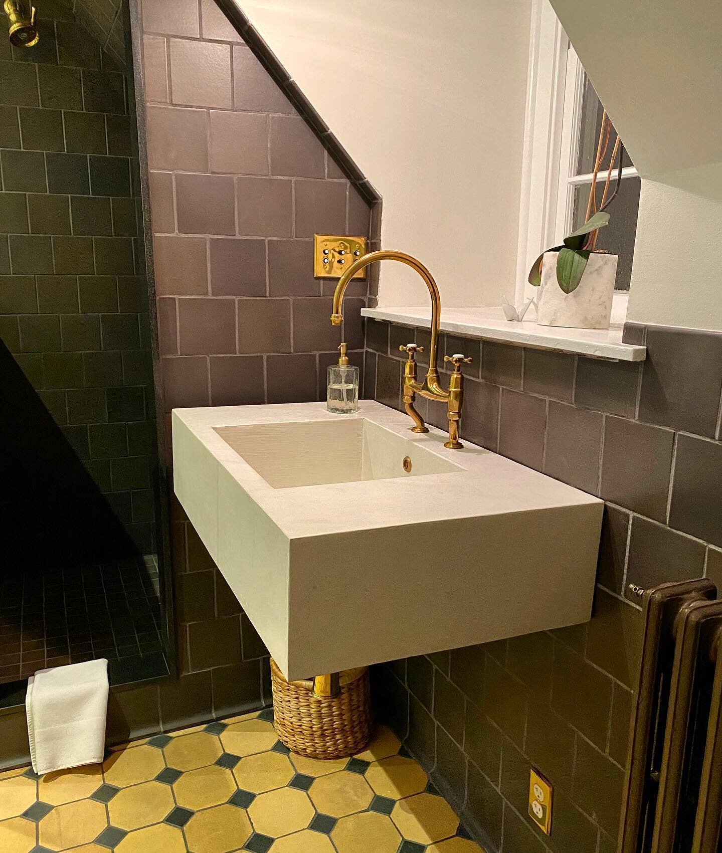 Thank you Audrey at #keseinteriors for including us in this project-love the way this turned out! #customsink #concretesink #concretebasin #concretetrough #modernsink #farmsink #concretevanity #concretebathroom #bathroomdesign #concretedesign #stogsc