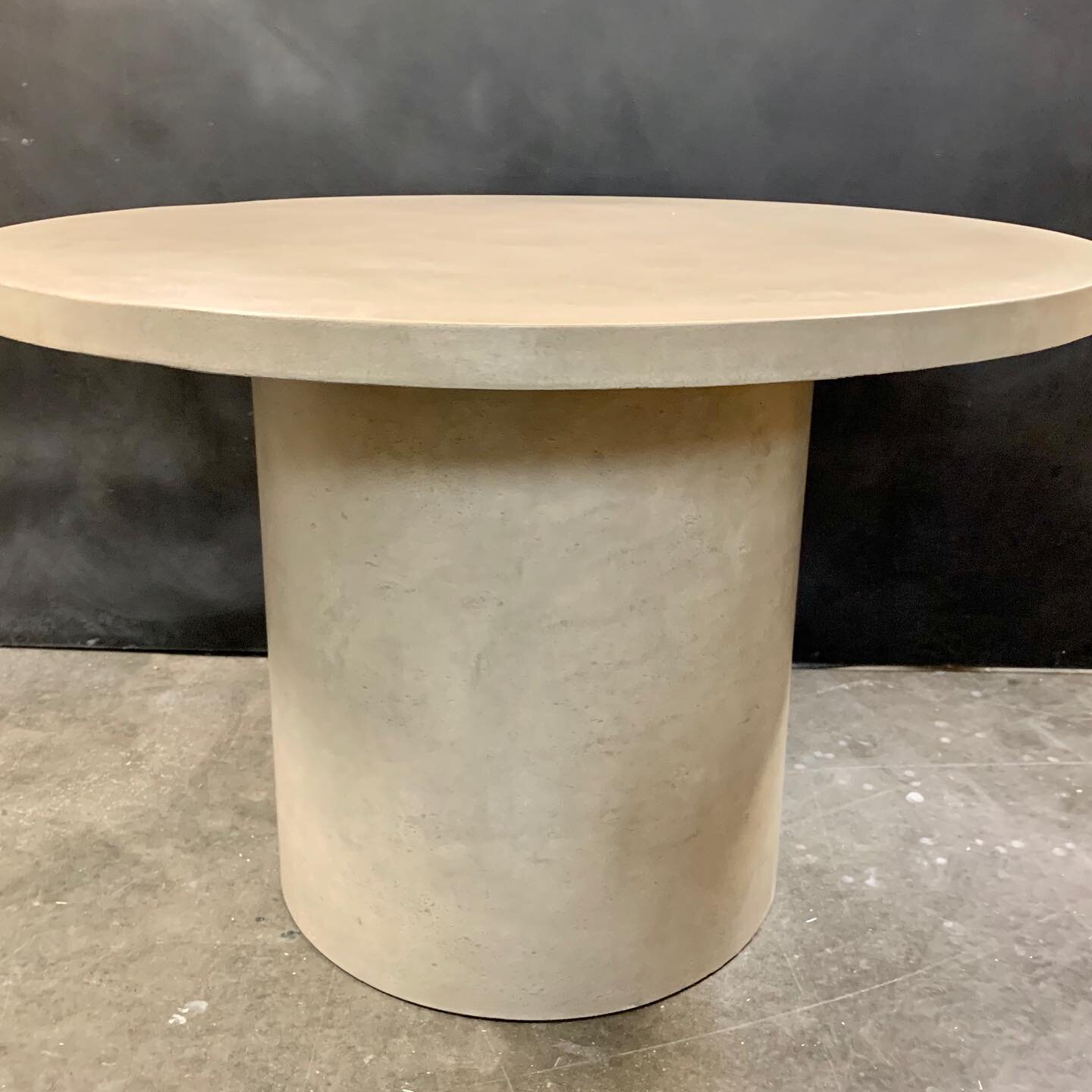 Natural gray concrete table available in all shapes,sizes and colors. #indooroutdoorfurniture #concretetable #diningtable #concretefurniture #customtable #outdoorfurniture #modernfurniture #modernfarmhouse #farmtable #concretedesign #stogsconcretedes