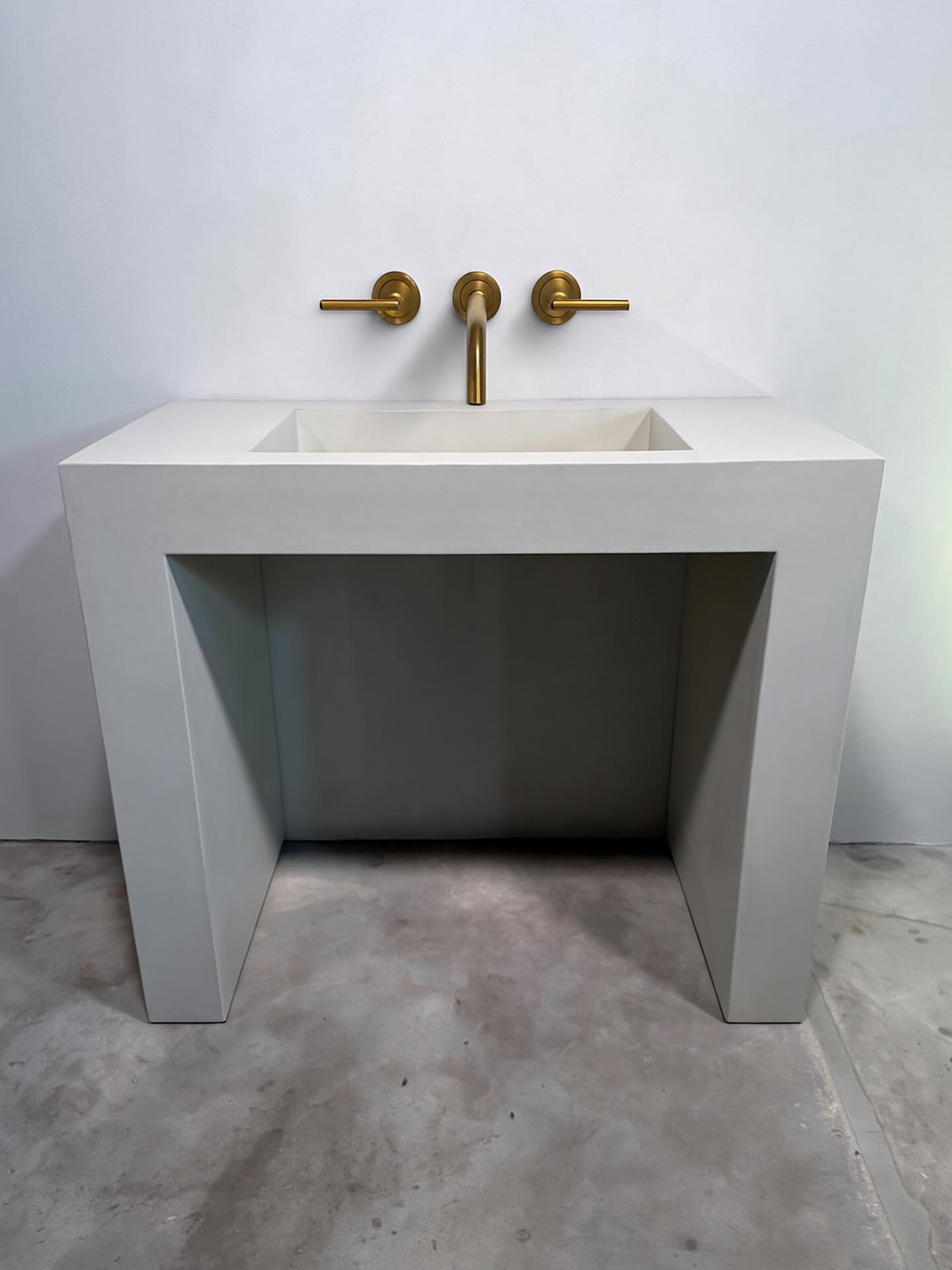 Make a statement in your bathroom with our customizable waterfall ramp sink #custom #customsink #concretesink #concretebasin #concretevanity #modernvanity #waterfallvanity #vanity #bathroomdesign #concretedesign #stogsconcretedesign #madeinflorida #s