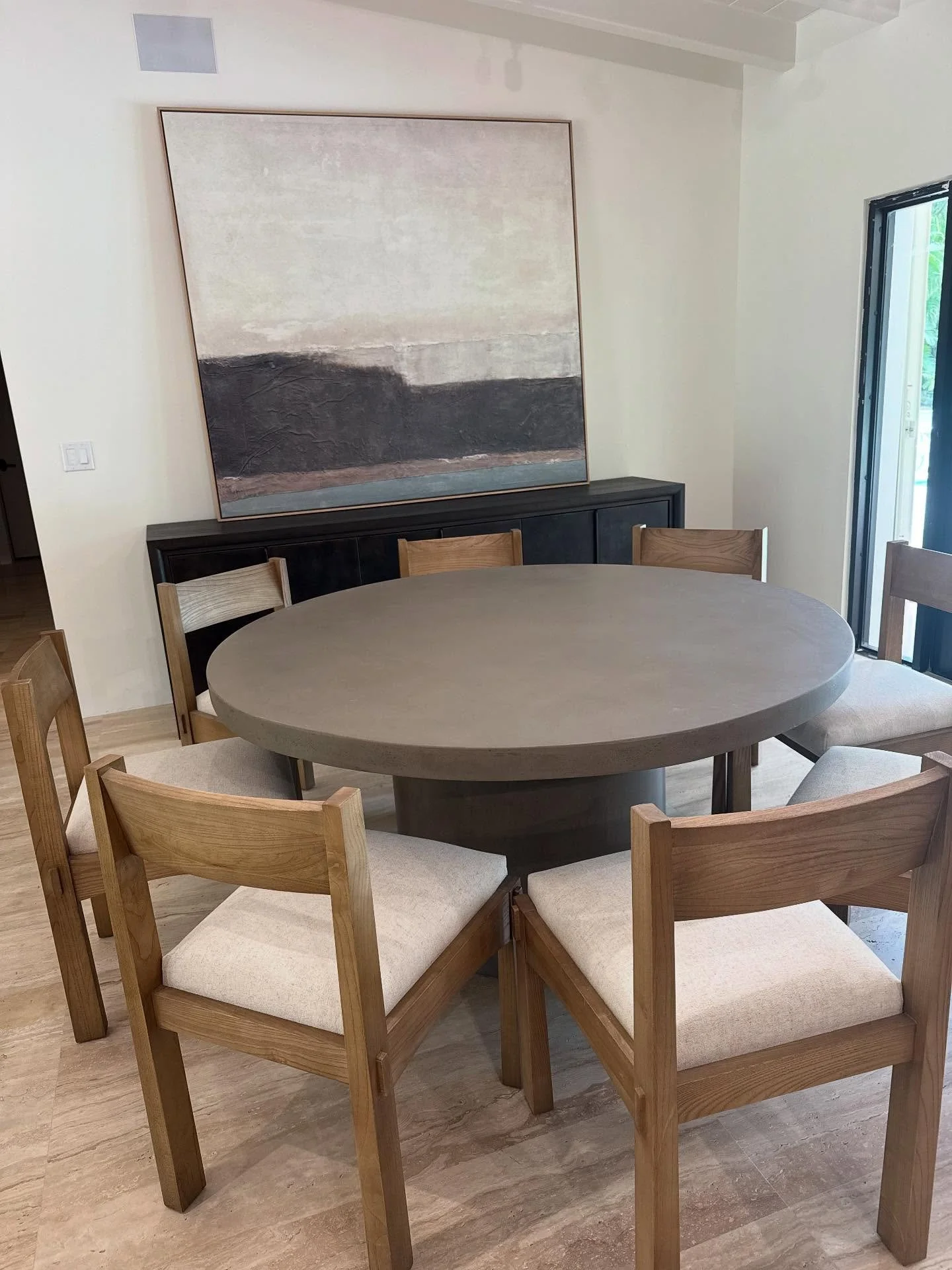 Stunning setting of our classic cylinder table in putty✨ #customtable #concretediningtable #concretetable #roundtable #diningtabledesign #diningtable #table #plastertable #outdoorfurniture #interiordesign #stogsconcretedesign #shipsnationwide #madein
