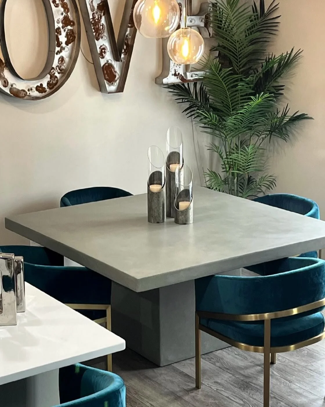 We love it when our pieces find a cozy spot! #custom #customfurniture #customtable #concretetable #concretediningtable #diningtable #moderntable #concretedesign #stogsconcretedesign #shipsnationwide