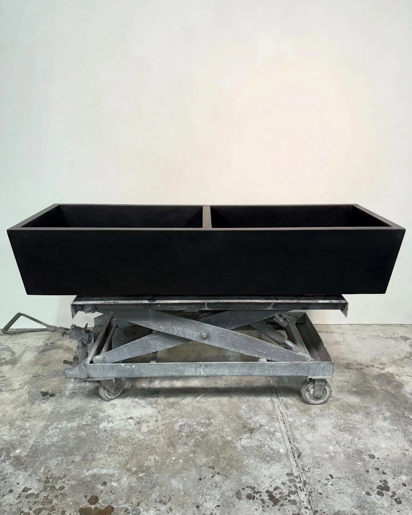 Fun twist on a classic design #concretesink #troughsink #utilitysink #laundrysink #gardensink #sink #basin #concretebathroomdesign #customfurniture #concretefurniture #customdesign #concretedesign #stogsconcretedesign #handmade #madeinflorida #shipsn