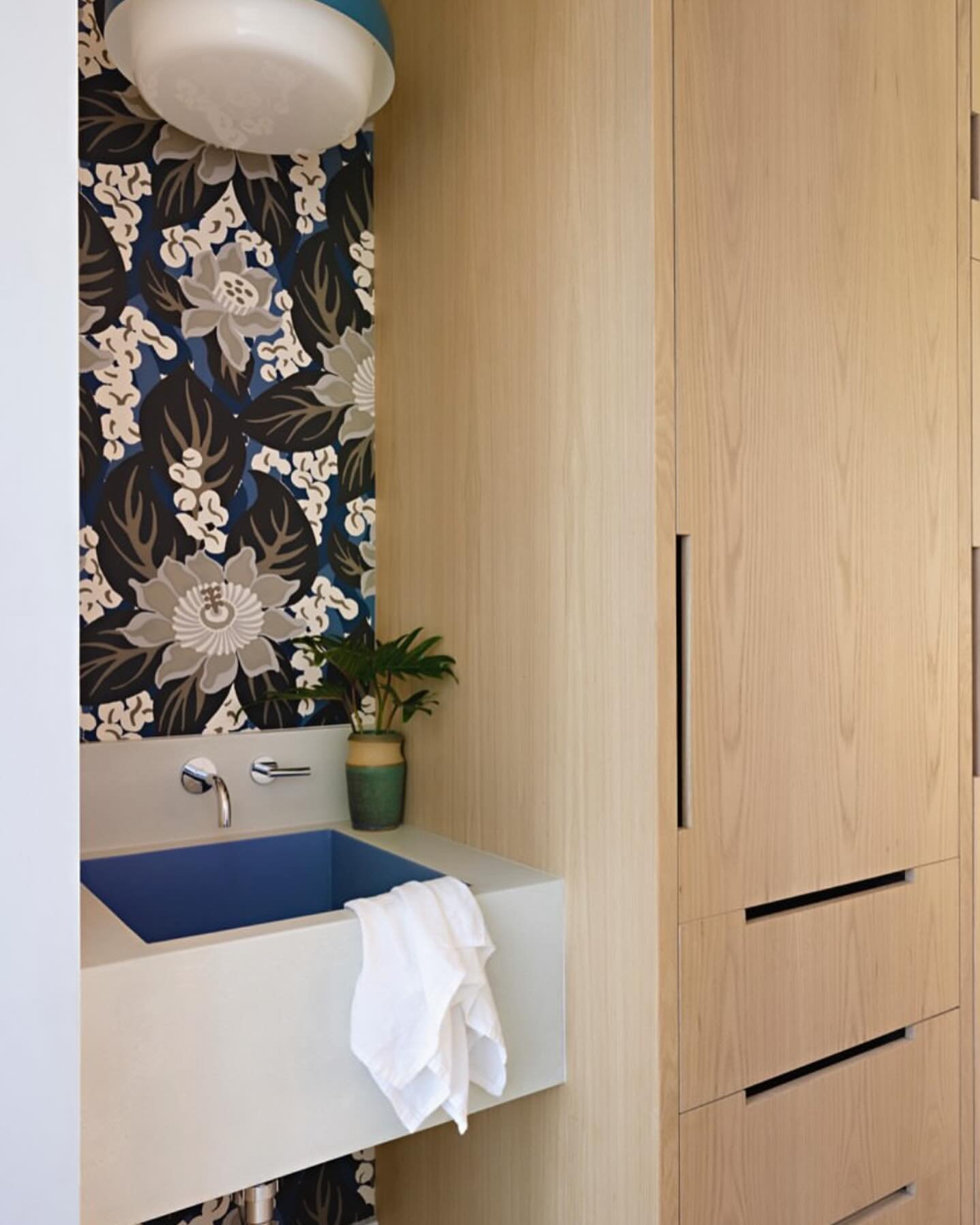 Picture perfect✨Our concrete trough sink customized with a pop of color and 📸 by @railiclasen #customsink #concretesink #concretevanity #concretebasin #bathroomdesign #bathroomrenovation #concretedesign #stogsconcretedesign #shipsnationwide #madeinf