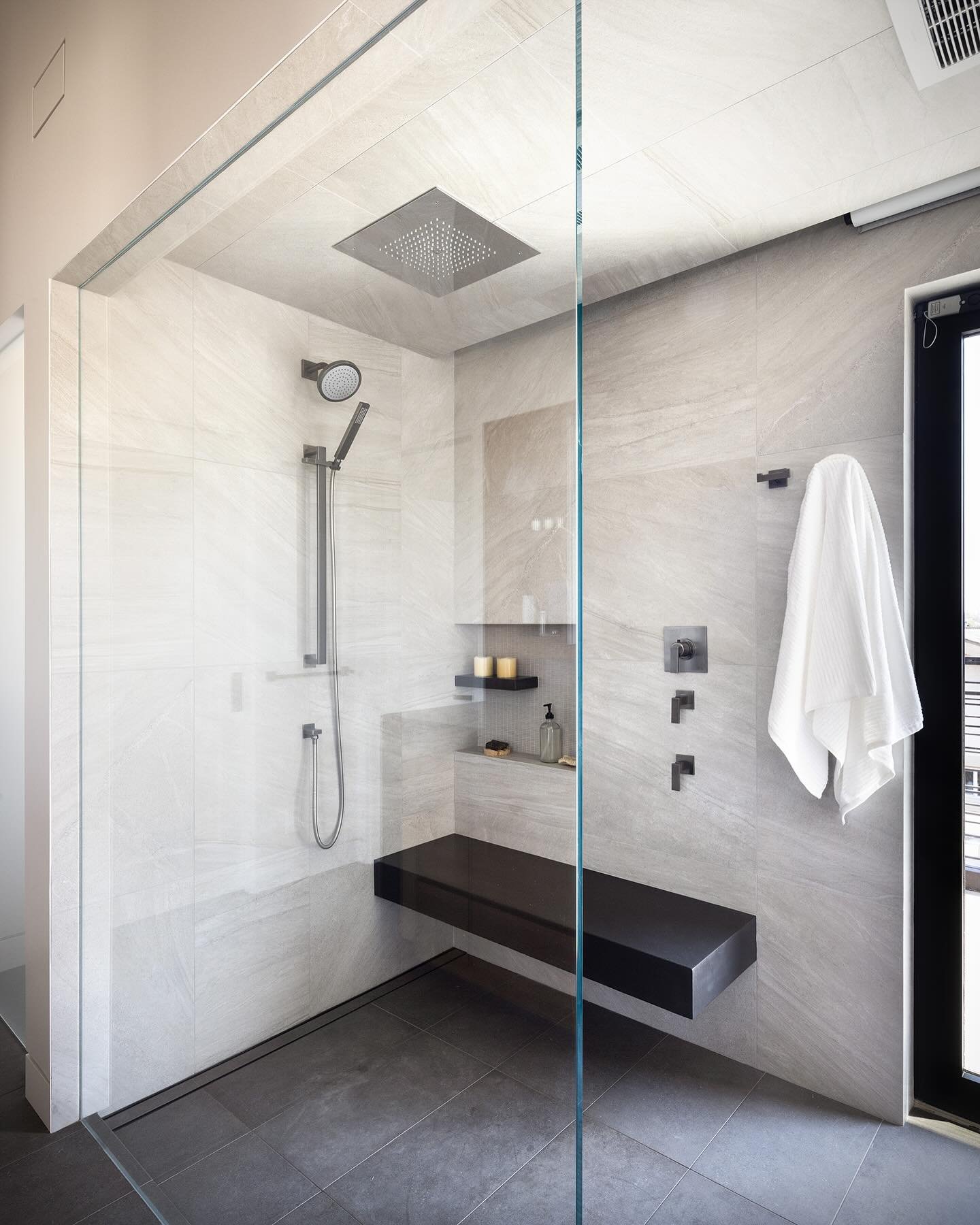 A small addition with a big impact 📸@sweiskloss #custom #customconcrete #concretebench #concreteshowerbench #concreteshower #bathroomdesign #bathroomremodel #bathroomrenovation #concretedesign #stogsconcretedesign #shipsnationwide