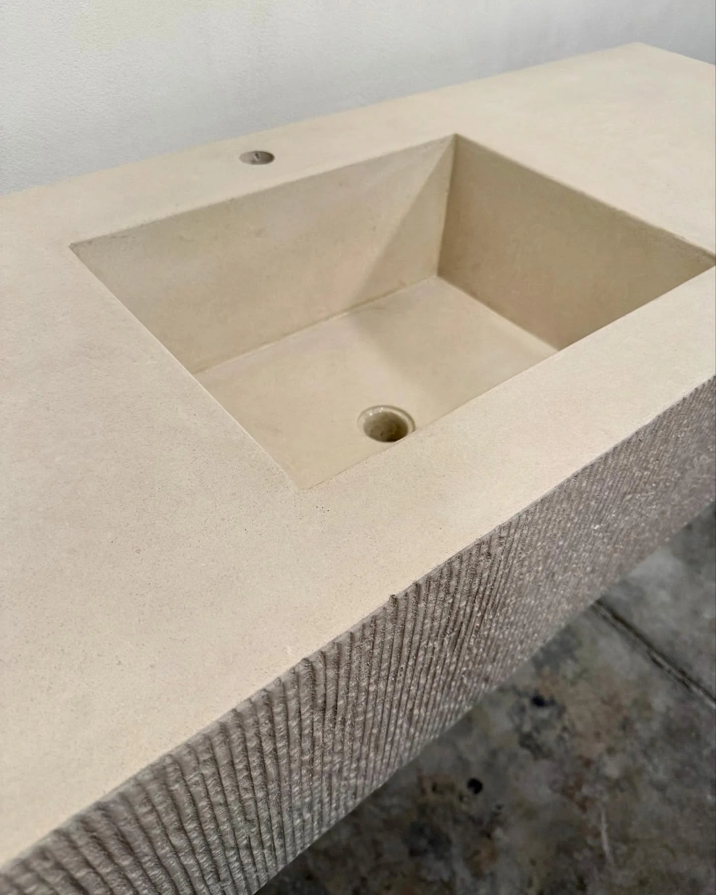 This freehand detail was a lot of work, but well worth it #handmade #custom #customsink #sink #fluted #stonesink #concretesink #concretebasin #concretevanity #bathroomdesign #concretedesign #stogsconcretedesign #madeinjax #shipsnationwide